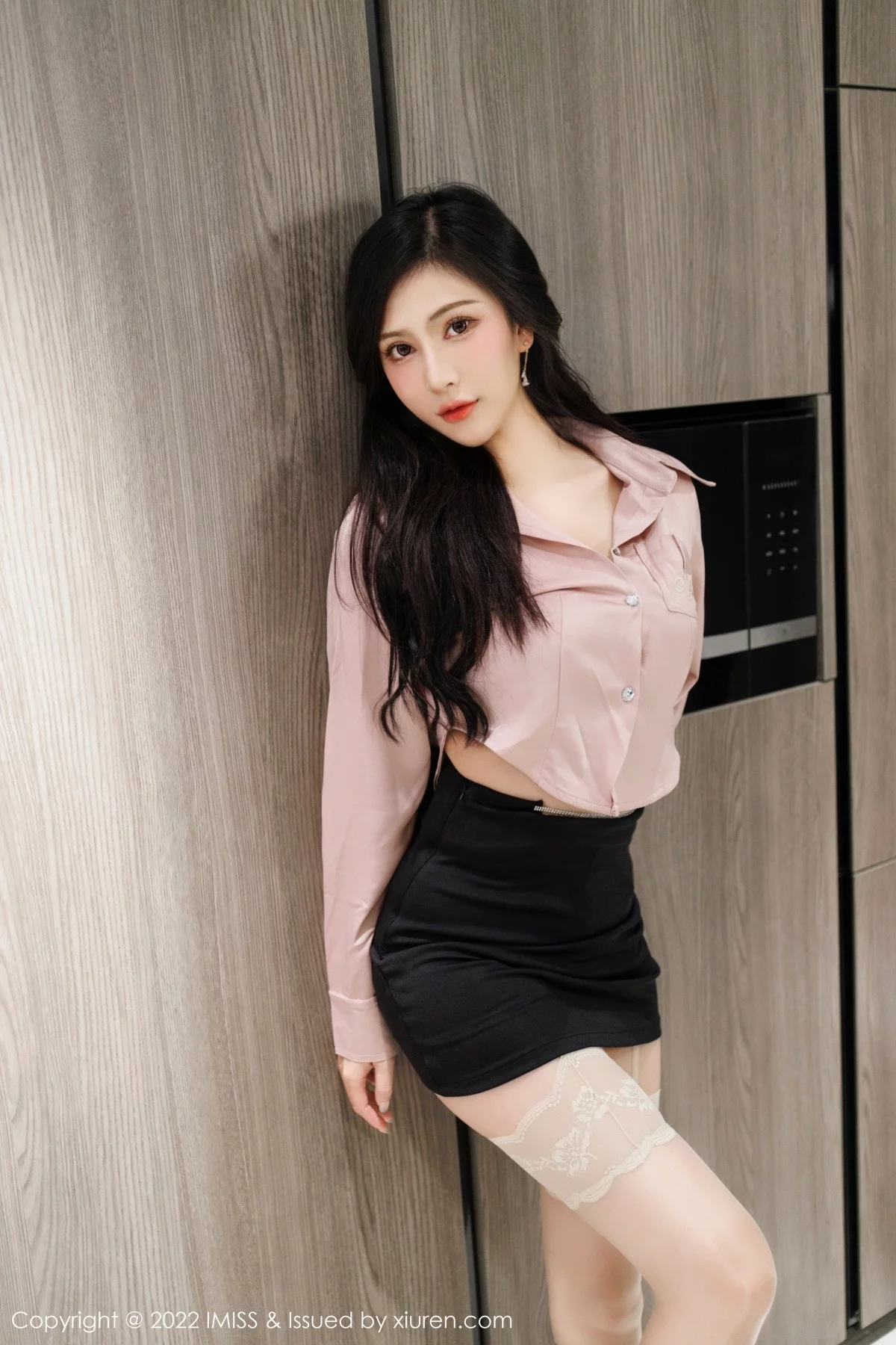 Lavinia-[IMISS爱蜜社]Vol.654_气质女神Lavinia肉私房脱长T黑短裙露性感粉色内衣丰满诱惑写真45P-第1章-图片1