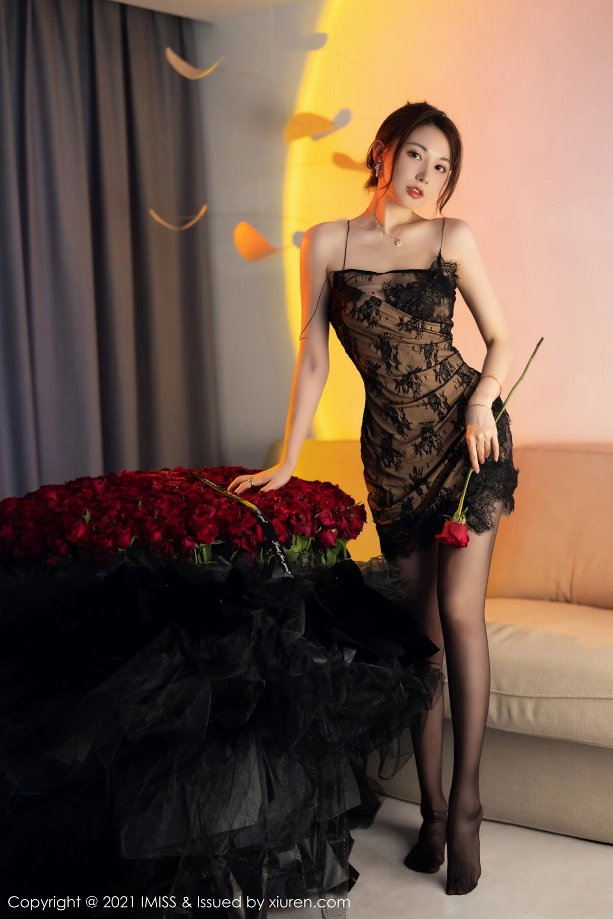 刘奕宁-[IMISS爱蜜社]Vol.621_女神Lynn刘奕宁私房吊带裙+美少女战士系列秀完美身材性感写真33P-第1章-图片1
