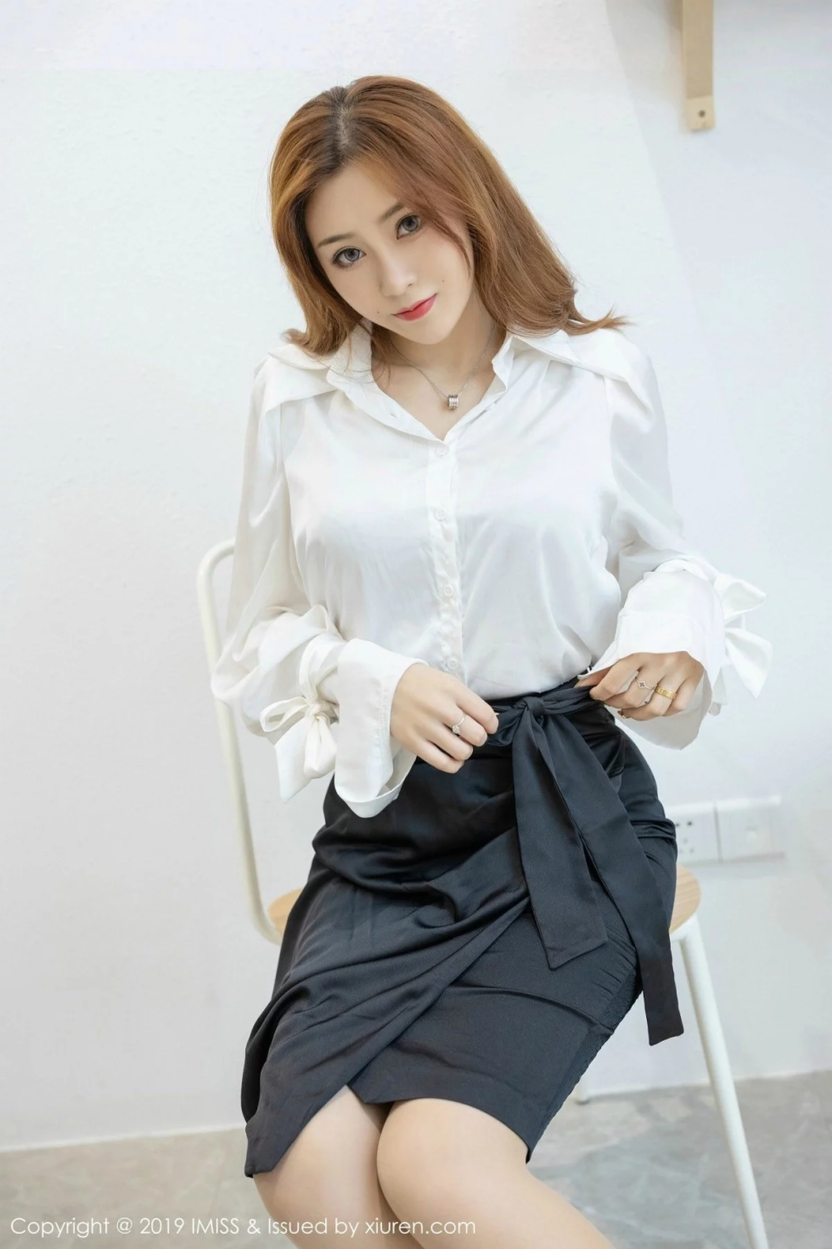 莉娜lena-[IMISS爱蜜社]Vol.359_嫩模莉娜lena私房白衬衣配黑短裙半脱秀完美身材诱惑写真49P-第1章-图片1
