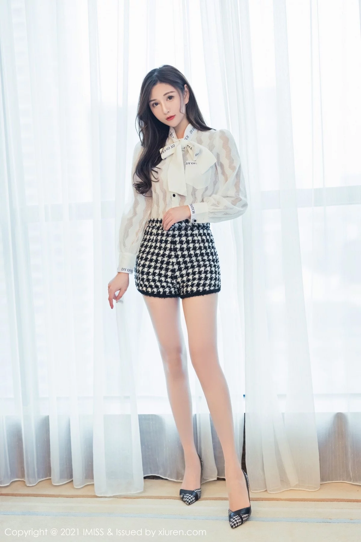 Lavinia-[IMISS爱蜜社]Vol.579_女神Lavinia都市OL着装主题半脱露性感内衣秀完美身材写真47P-第1章-图片1