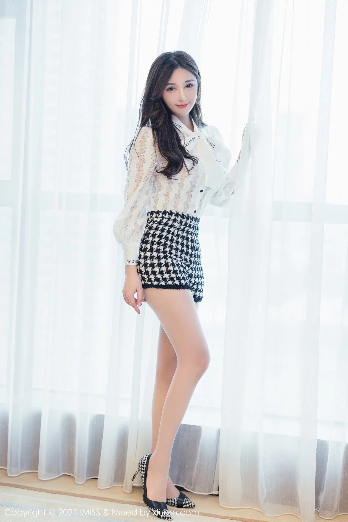 Lavinia-[IMISS爱蜜社]Vol.579_女神Lavinia都市OL着装主题半脱露性感内衣秀完美身材写真47P-第1章-图片3