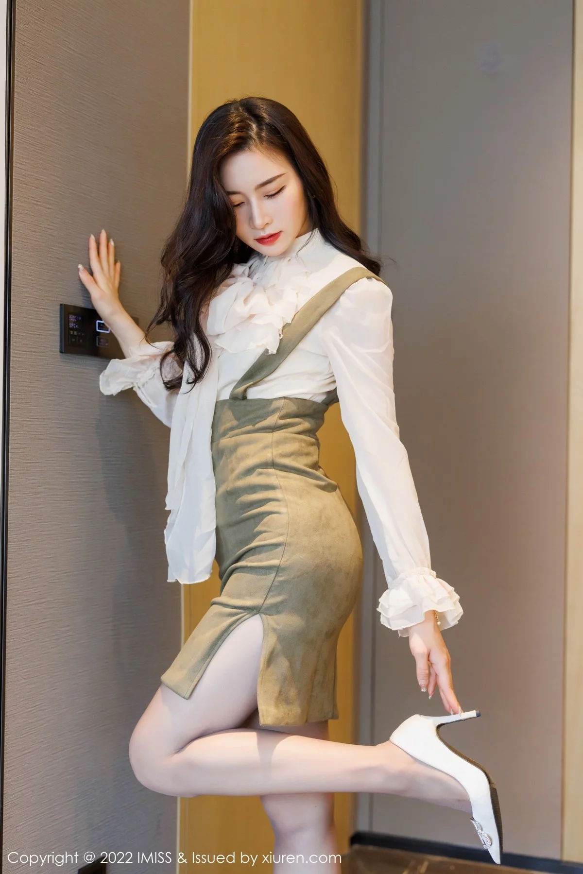 Vanessa-[IMISS爱蜜社]Vol.664_气质美女Vanessa脱典雅白色服饰露蕾丝内衣原色丝袜诱惑写真71P-第1章-图片1