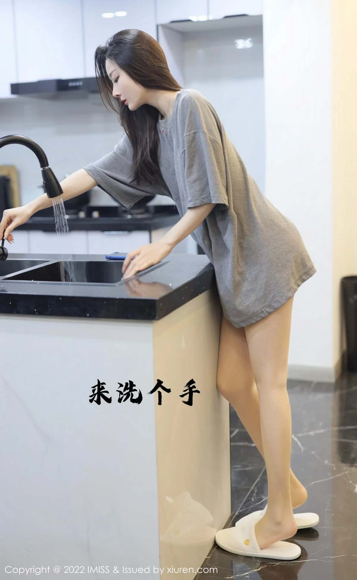 逗逗-[IMISS爱蜜社]Vol.667_模特逗逗doudou剧情主题休闲灰色上衣配肉丝裤袜撩人诱惑写真36P-第1章-图片1