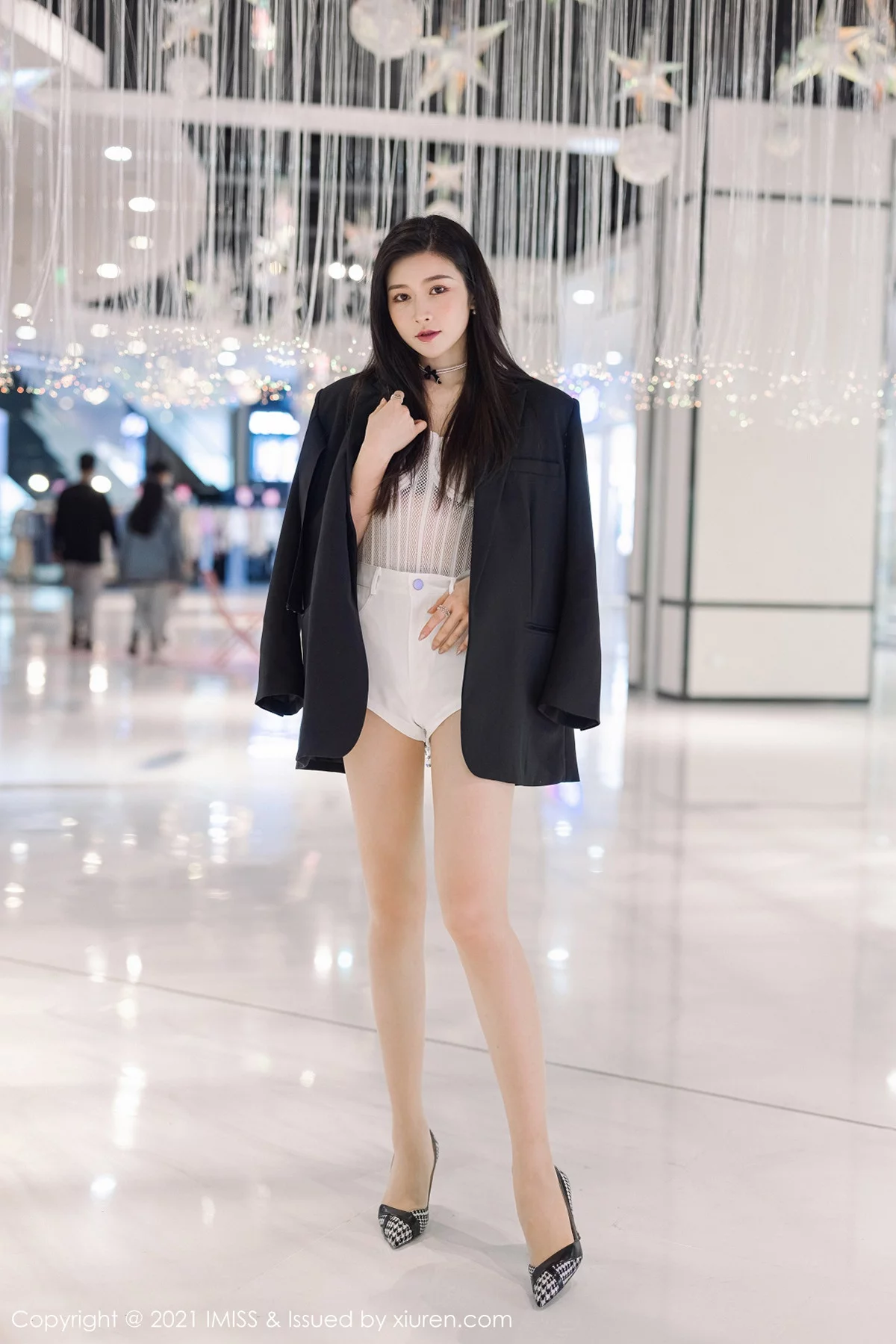 Vanessa-[IMISS爱蜜社]Vol.569_气质美女Vanessa时尚动人街拍+私房性感内衣迷人诱惑写真60P-第1章-图片1