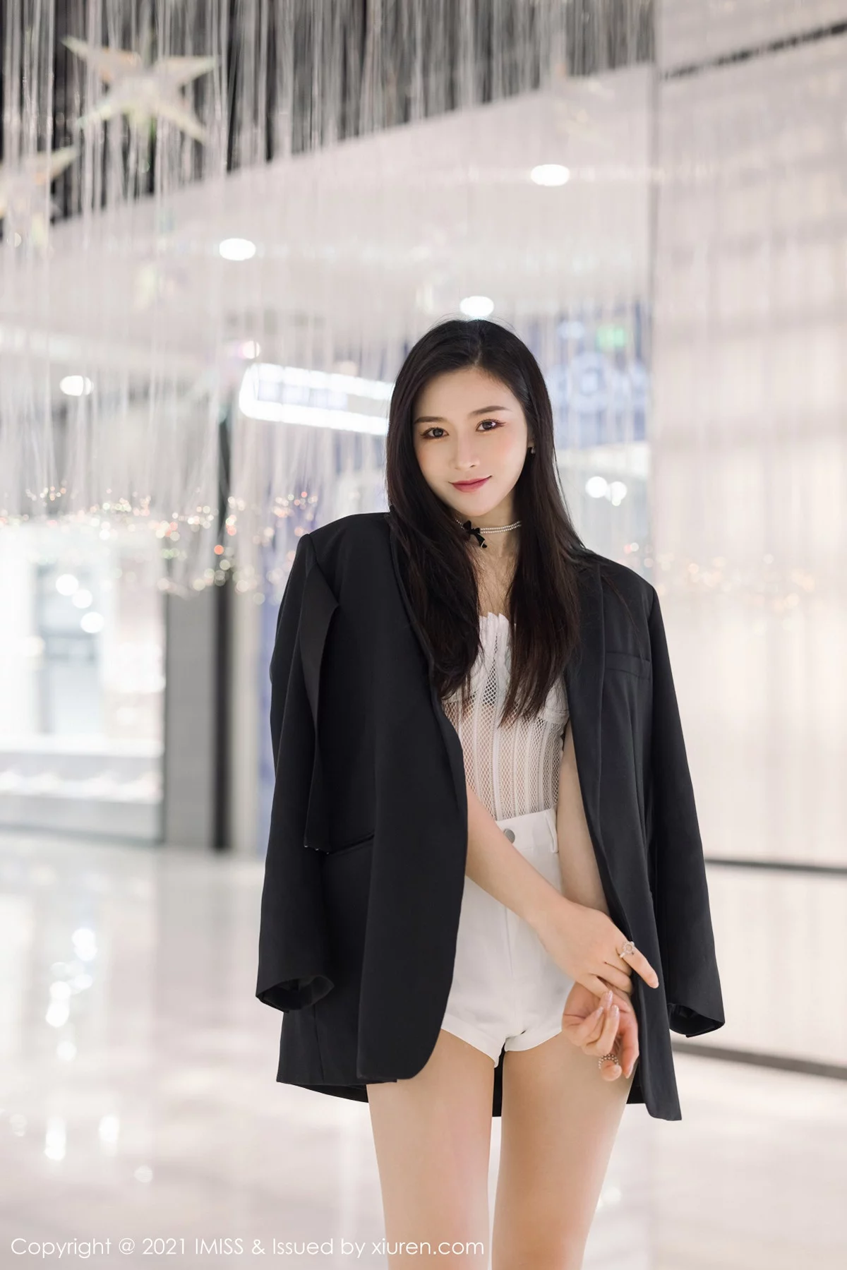 Vanessa-[IMISS爱蜜社]Vol.569_气质美女Vanessa时尚动人街拍+私房性感内衣迷人诱惑写真60P-第1章-图片2