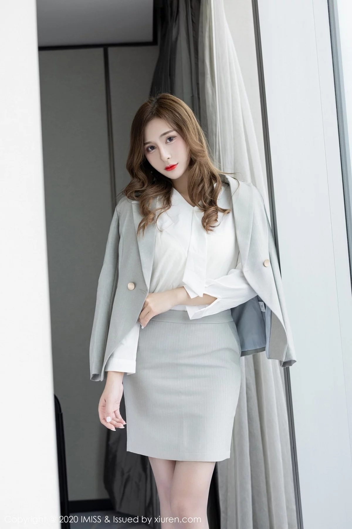 Lavinia-[IMISS爱蜜社]Vol.535_气质女神Lavinia肉洁白典雅服饰半脱露性感内衣完美诱惑写真54P-第1章-图片1