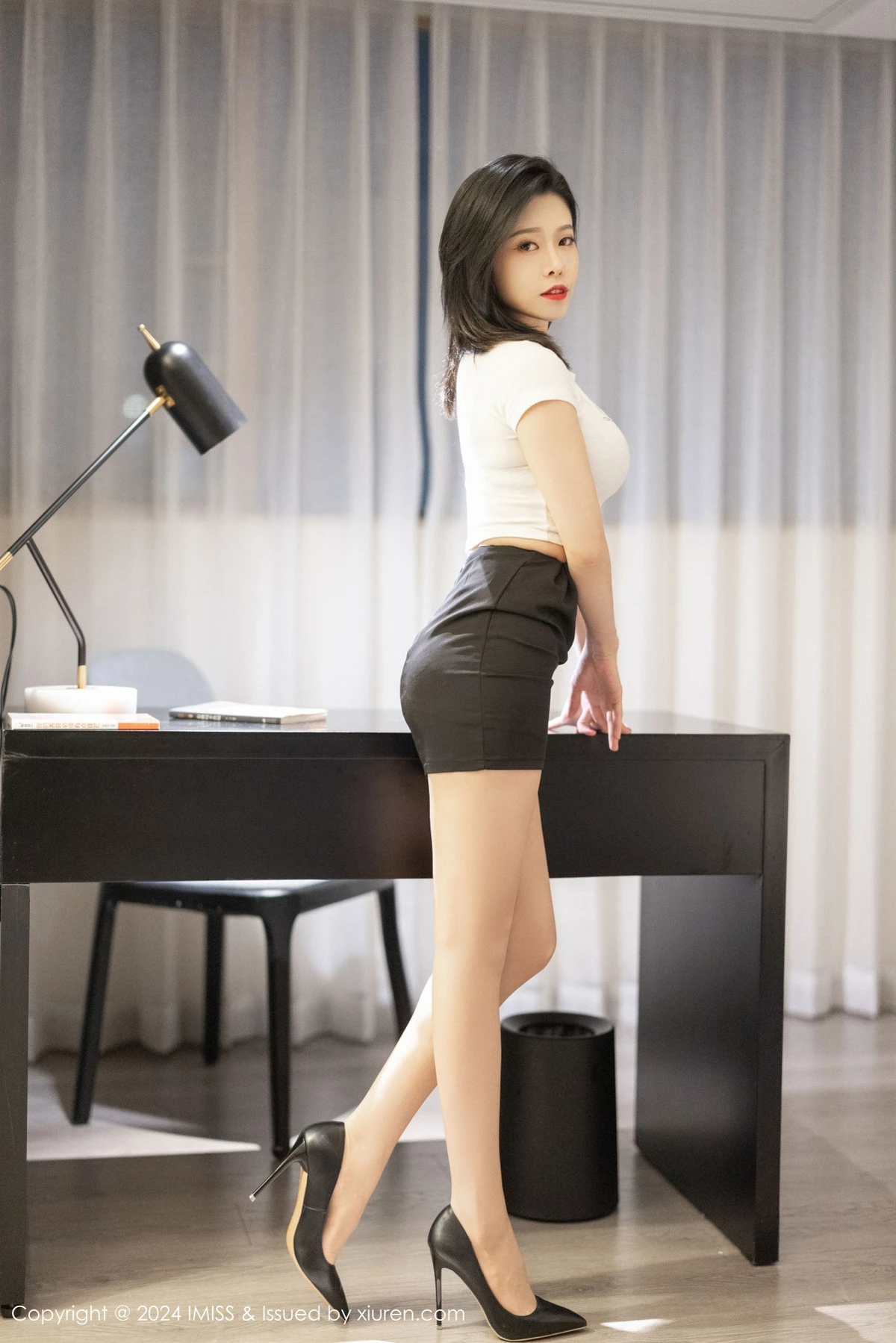 本能-[IMISS爱蜜社]Vol.777_女神luvian本能白色短T配黑短裙露黑色内衣秀完美身材诱惑写真39P-第1章-图片2