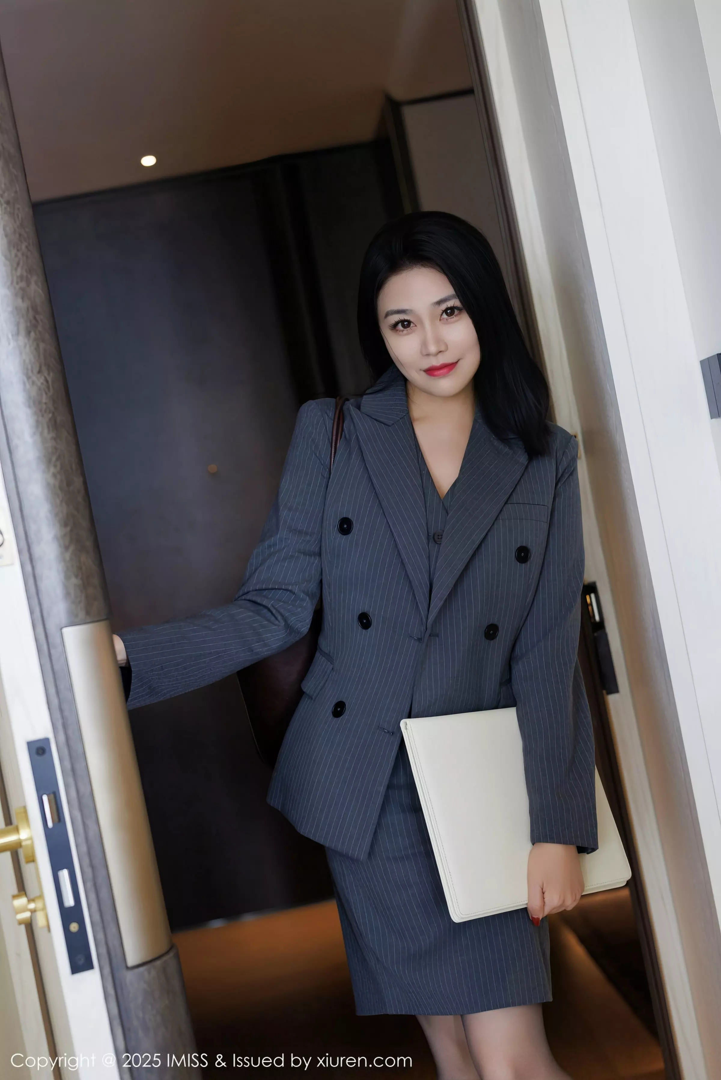 许诺-[IMISS爱蜜社]Vol.787_女神许诺Sabrina性感OL职业装露红色蕾丝内衣配超薄黑丝魅惑写真106P-第1章-图片1