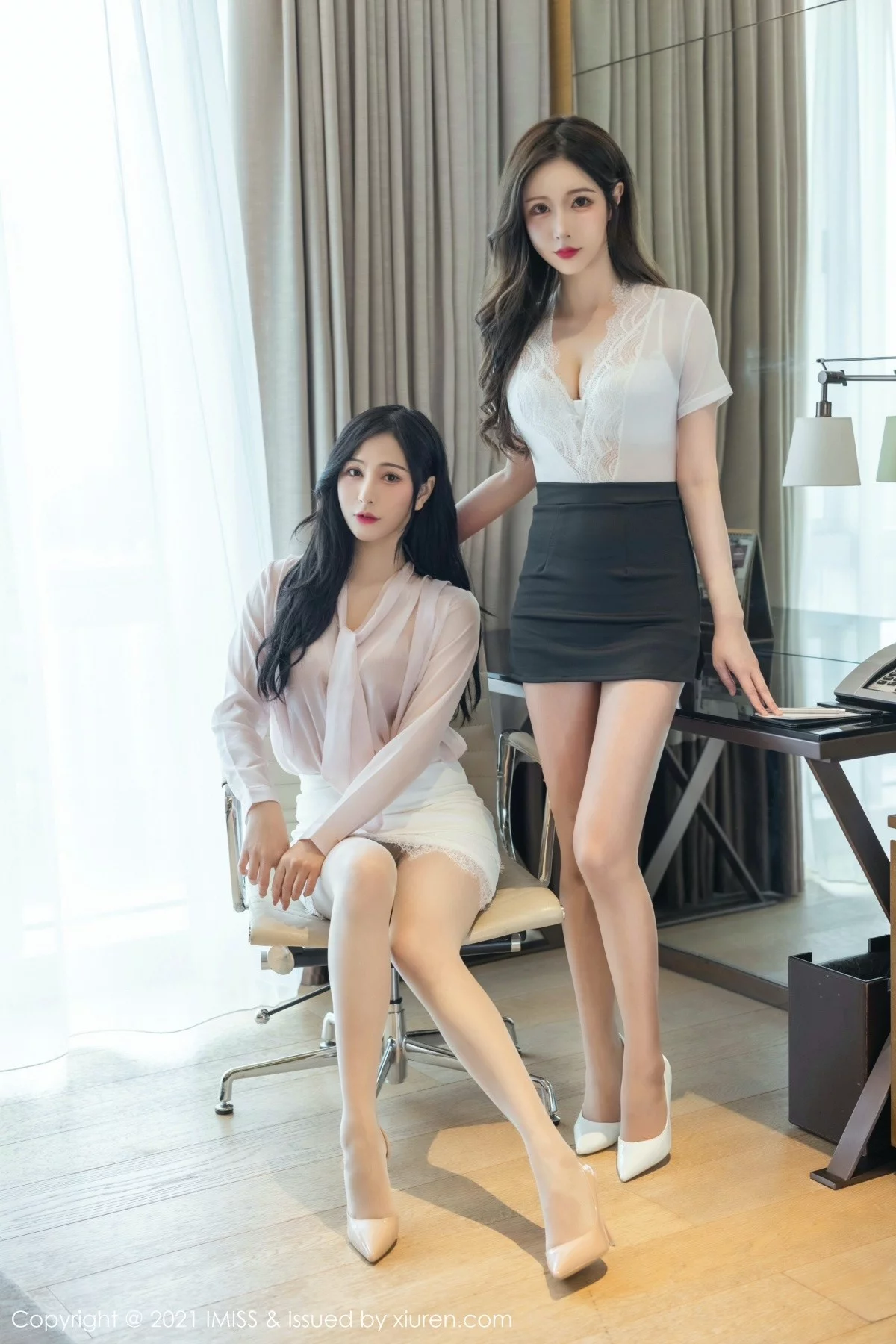 Lavinia-[IMISS爱蜜社]Vol.625_女神Lavinia肉＆LindaLinda半脱露性感内衣朦胧丝足诱惑写真70P-第1章-图片1