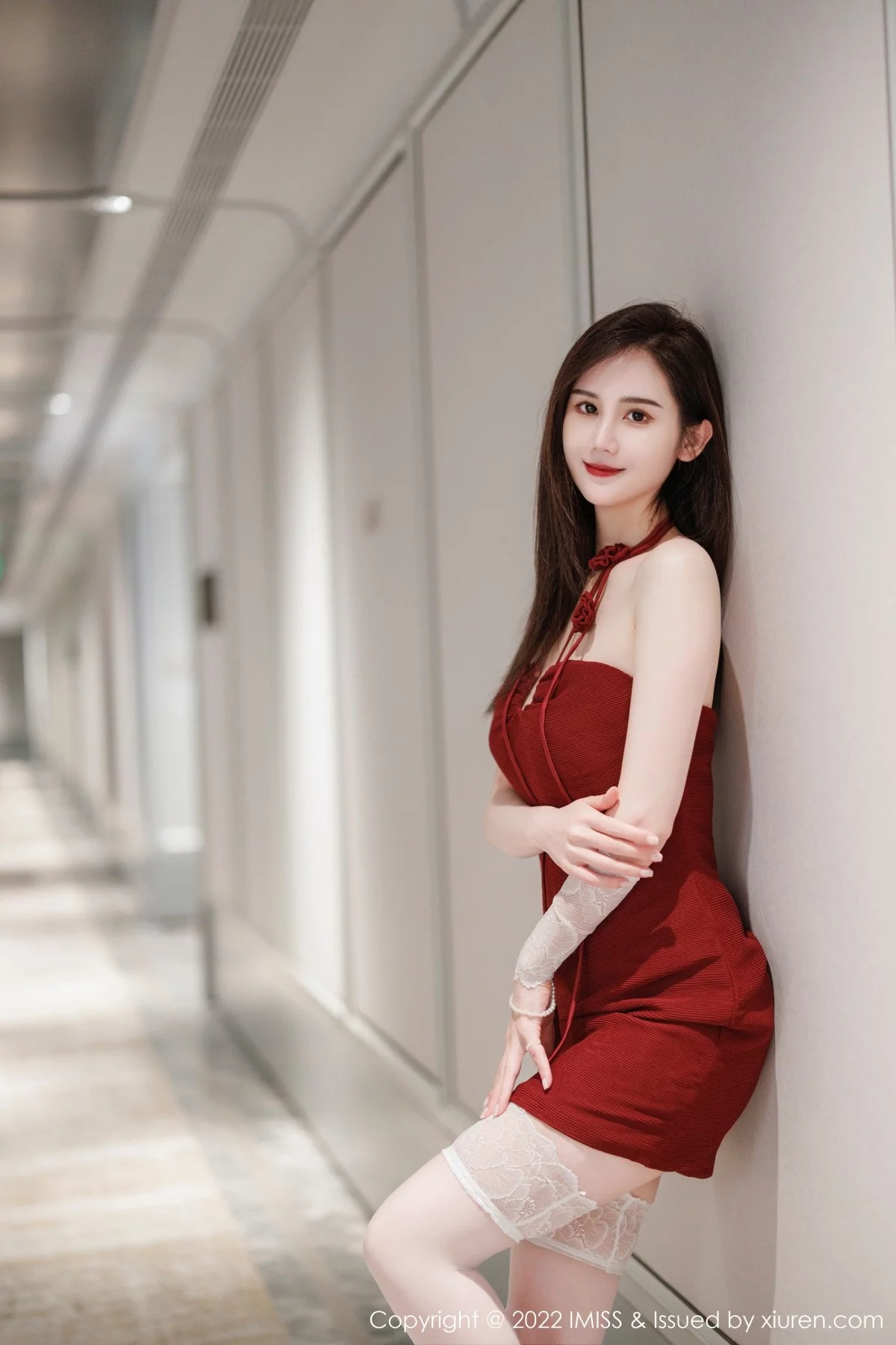 SISY思-[IMISS爱蜜社]Vol.698_气质女神SISY思脱红色连衣短裙露性感粉色内衣撩人诱惑写真36P-第1章-图片3