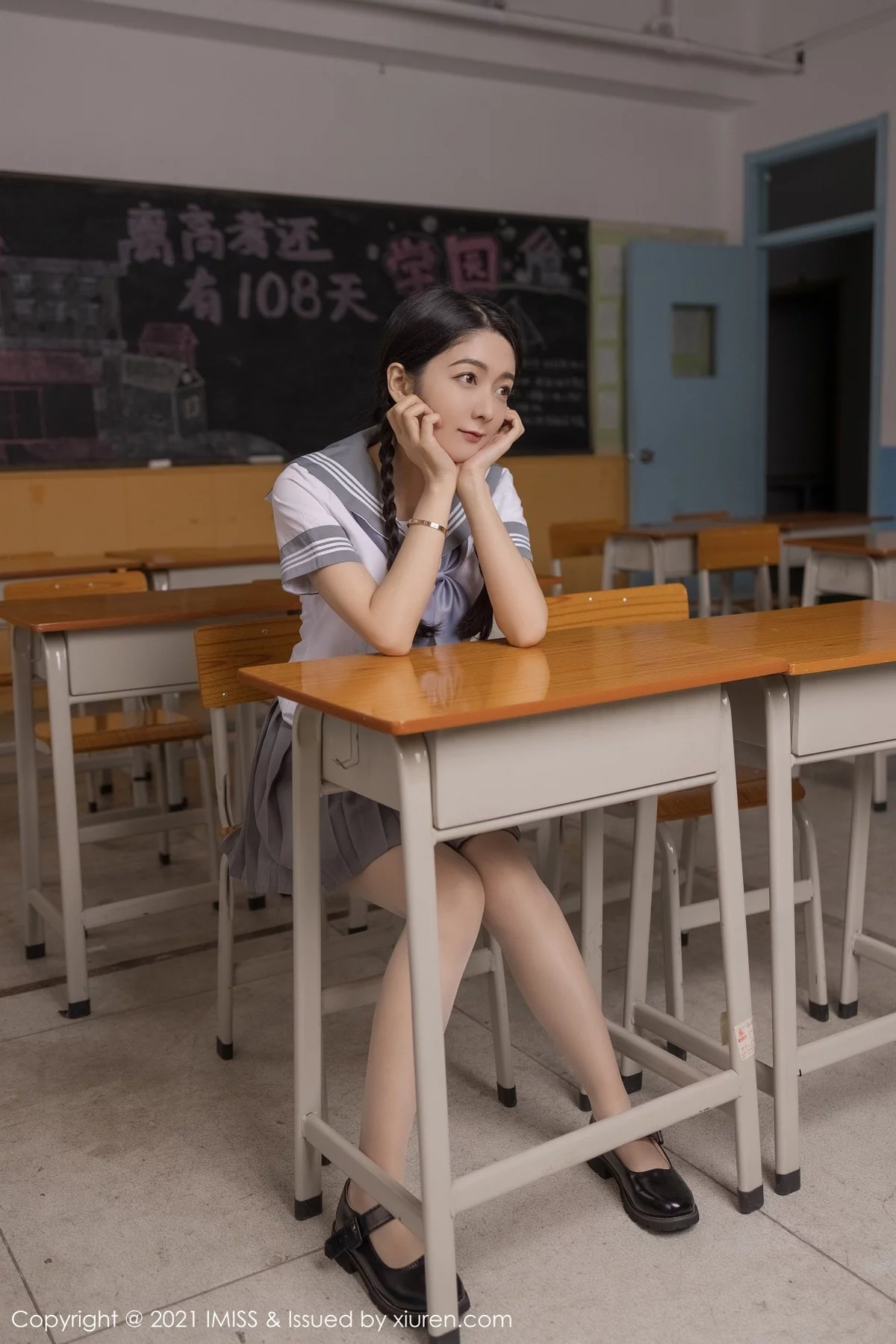 Angela-[IMISS爱蜜社]Vol.583_女神Angela00校服制服主题教室里半脱露粉色内衣迷人诱惑写真49P-第1章-图片1
