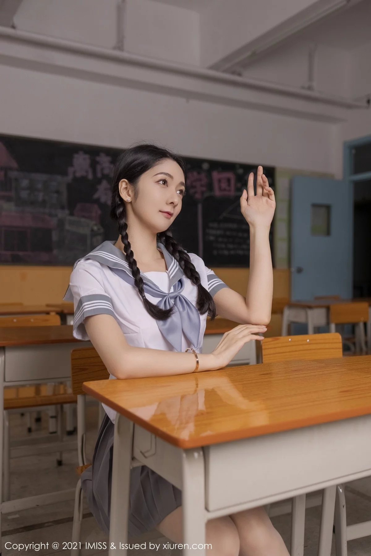 Angela-[IMISS爱蜜社]Vol.583_女神Angela00校服制服主题教室里半脱露粉色内衣迷人诱惑写真49P-第1章-图片3