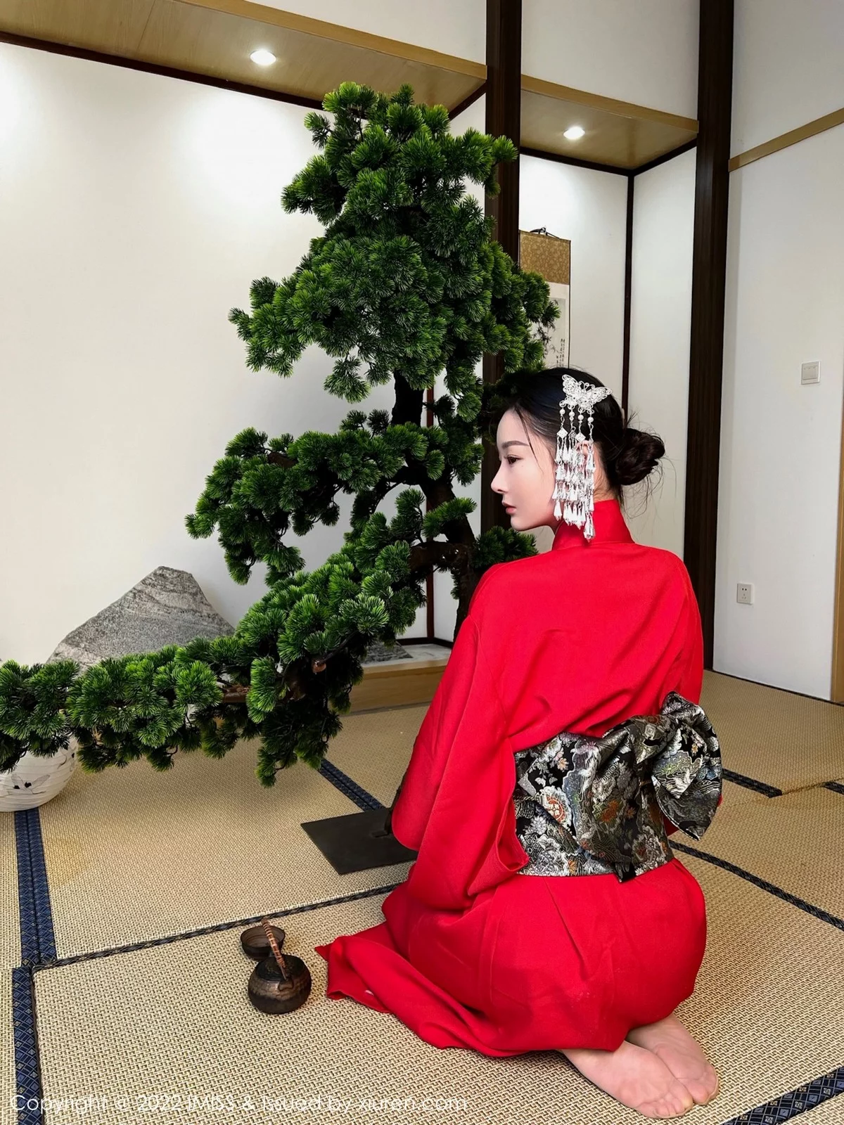 逗逗-[IMISS爱蜜社]Vol.669_模特逗逗doudou性感红色和服配诱人原色丝袜秀美腿撩人诱惑写真30P-第1章-图片1