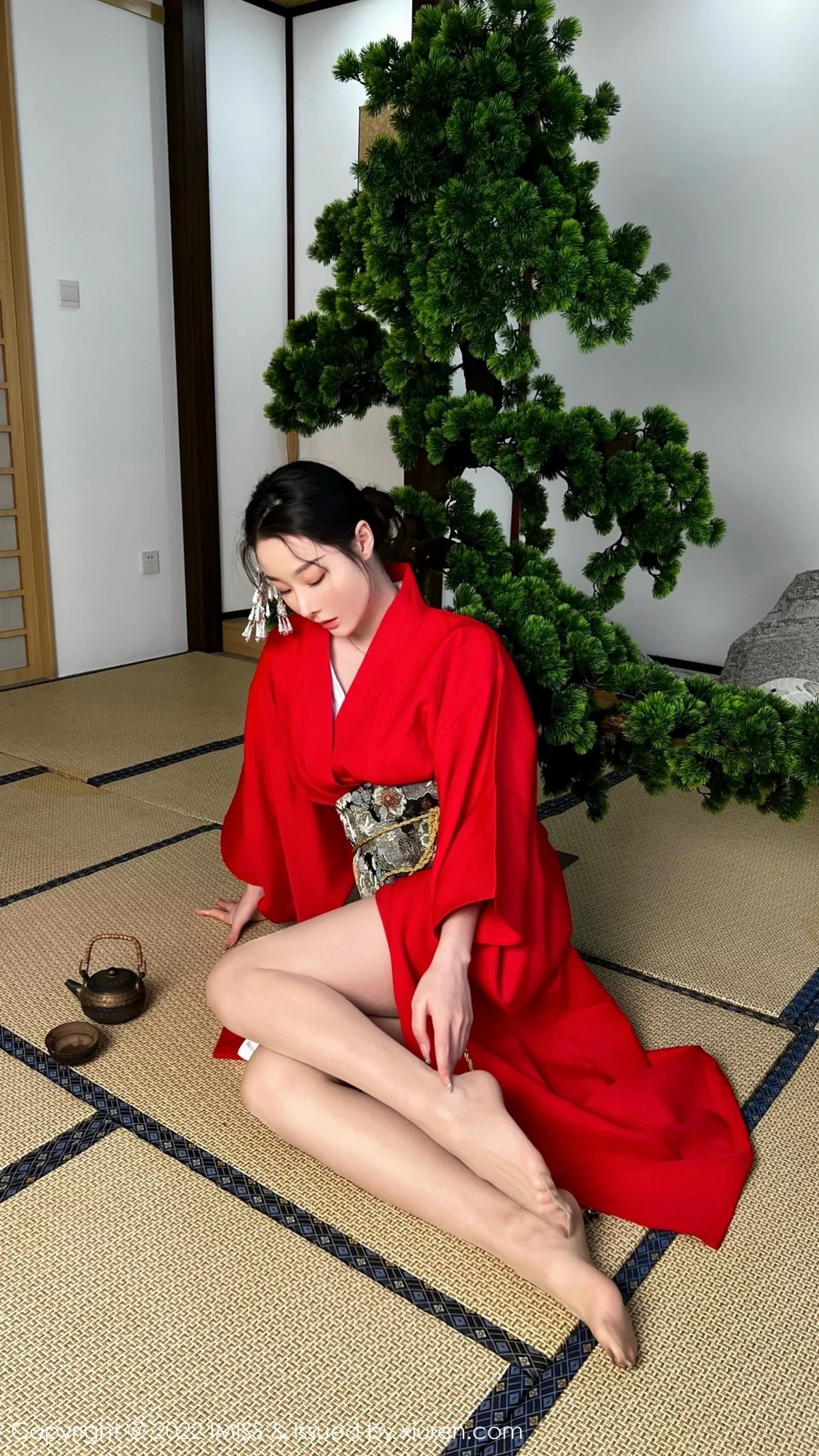 逗逗-[IMISS爱蜜社]Vol.669_模特逗逗doudou性感红色和服配诱人原色丝袜秀美腿撩人诱惑写真30P-第1章-图片3