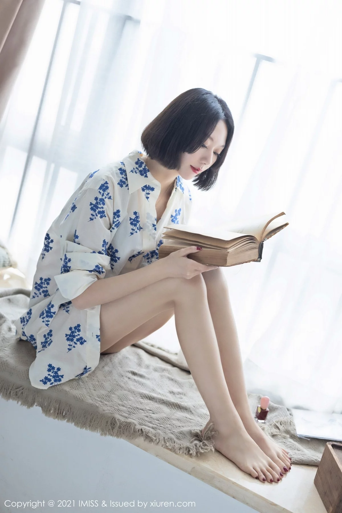 艺轩-[IMISS爱蜜社]Vol.602_气质美女艺轩私房床上性感黑色内衣配肉丝裤袜撩人诱惑写真87P-第1章-图片2