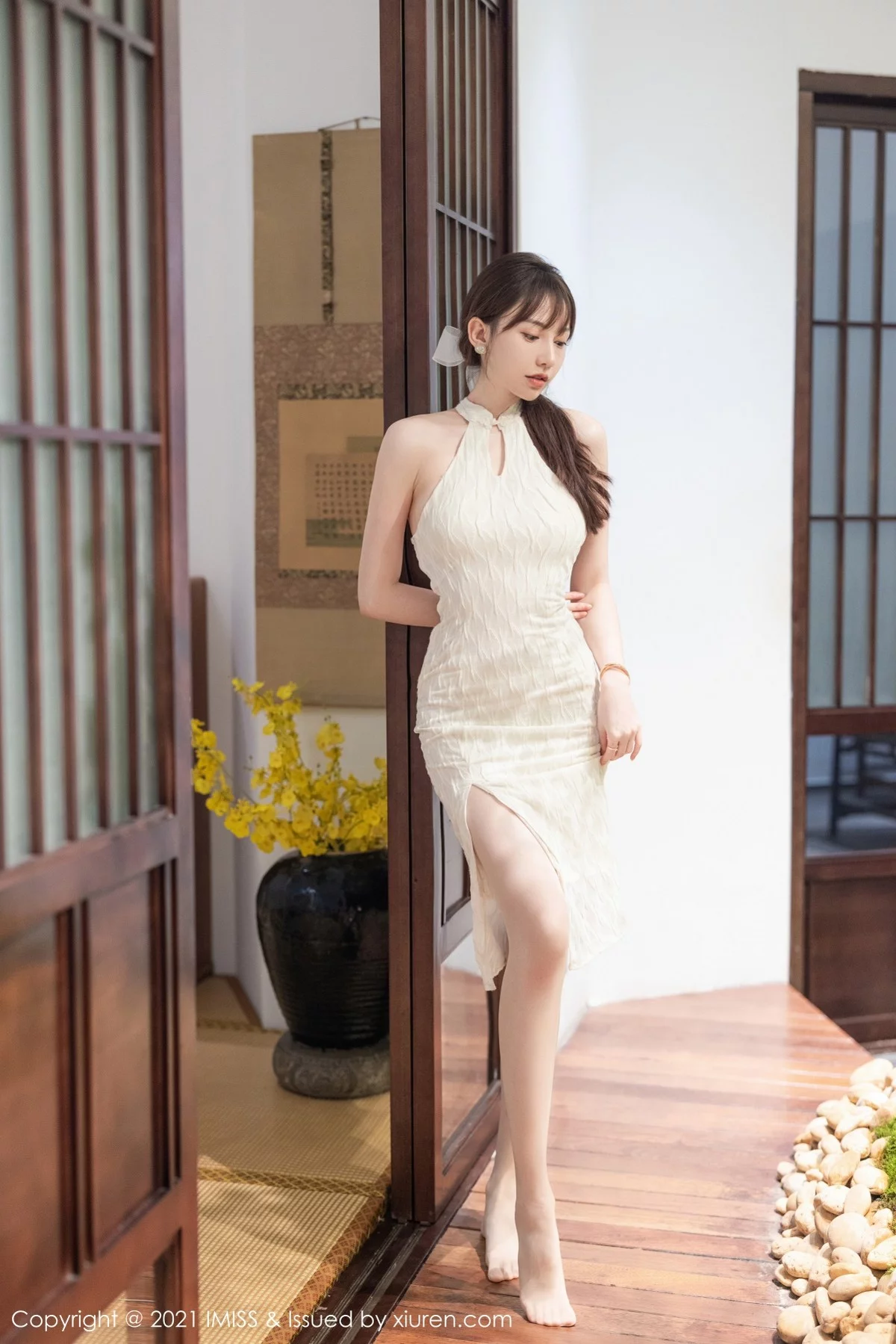 刘奕宁-[IMISS爱蜜社]Vol.636_气质女神Lynn刘奕宁茶室礼裙+时尚街拍秀完美身材诱惑写真25P-第1章-图片1