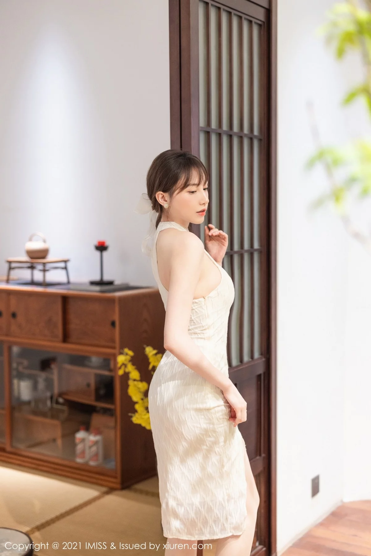 刘奕宁-[IMISS爱蜜社]Vol.636_气质女神Lynn刘奕宁茶室礼裙+时尚街拍秀完美身材诱惑写真25P-第1章-图片2