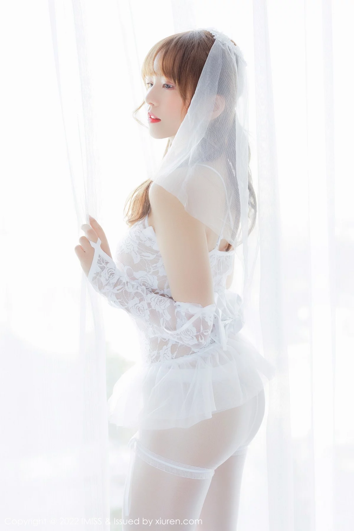 张思允-[IMISS爱蜜社]Vol.674_模特张思允Nice性感白色蕾丝婚纱配白丝袜秀完美身材诱惑写真59P-第1章-图片1