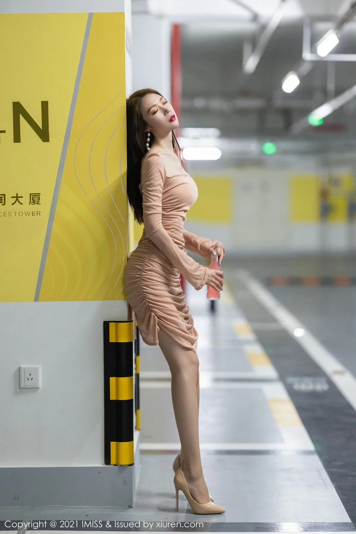 梦心月-[IMISS爱蜜社]Vol.596_嫩模梦心月私房半脱肉丝裤袜露蕾丝内裤秀翘臀诱惑写真86P-第1章-图片1