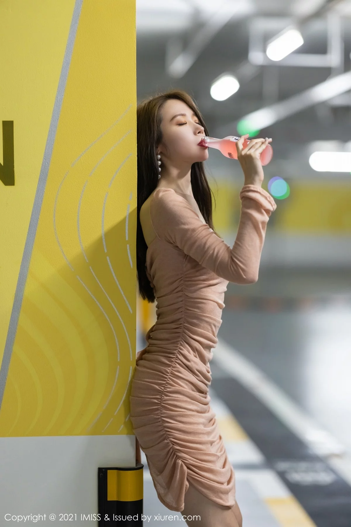 梦心月-[IMISS爱蜜社]Vol.596_嫩模梦心月私房半脱肉丝裤袜露蕾丝内裤秀翘臀诱惑写真86P-第1章-图片2