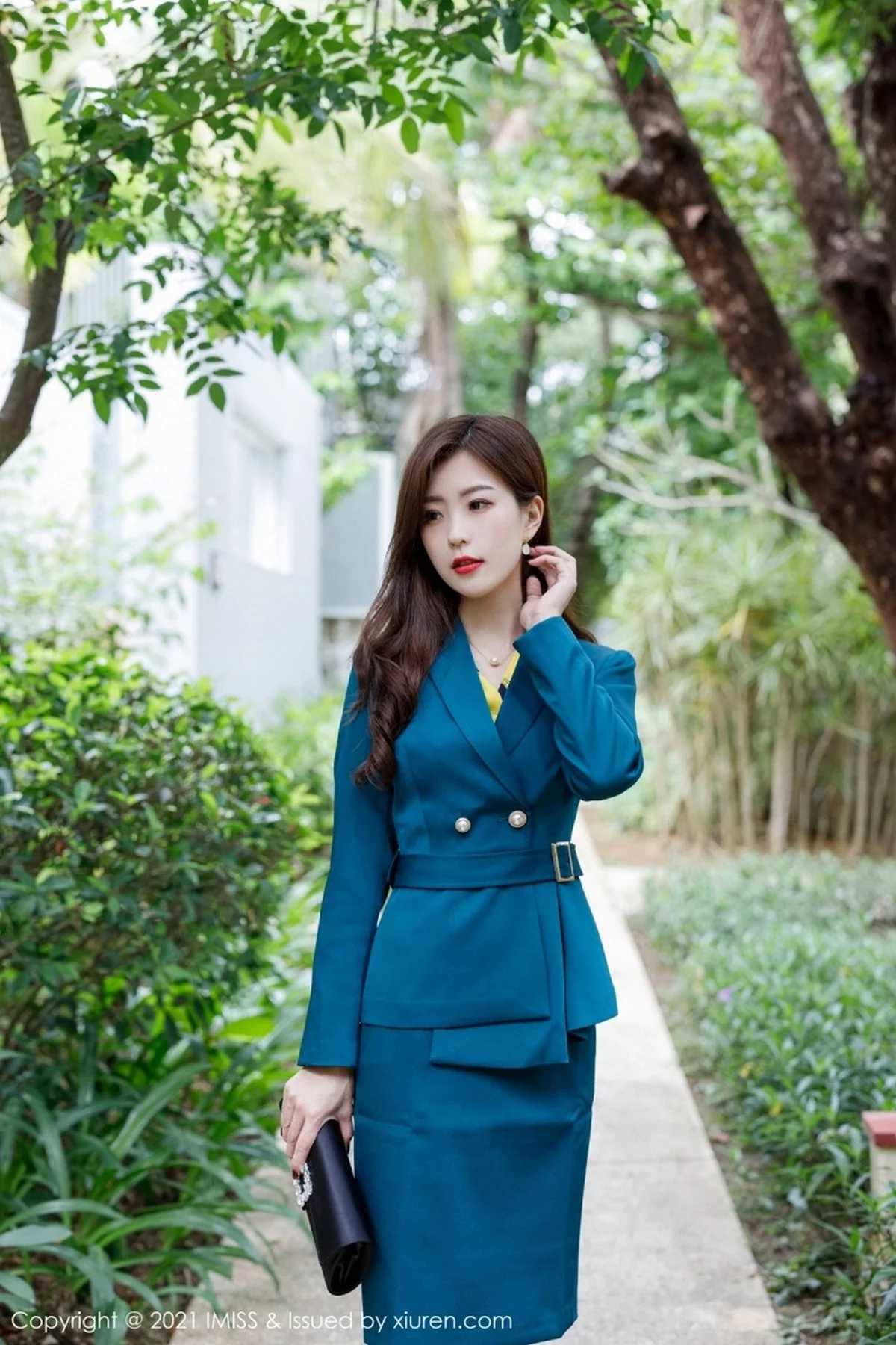 杨紫嫣-[IMISS爱蜜社]Vol.551_嫩模杨紫嫣Cynthia职场0L典雅服饰露蕾丝吊袜秀翘臀美腿诱惑写真60P-第1章-图片1