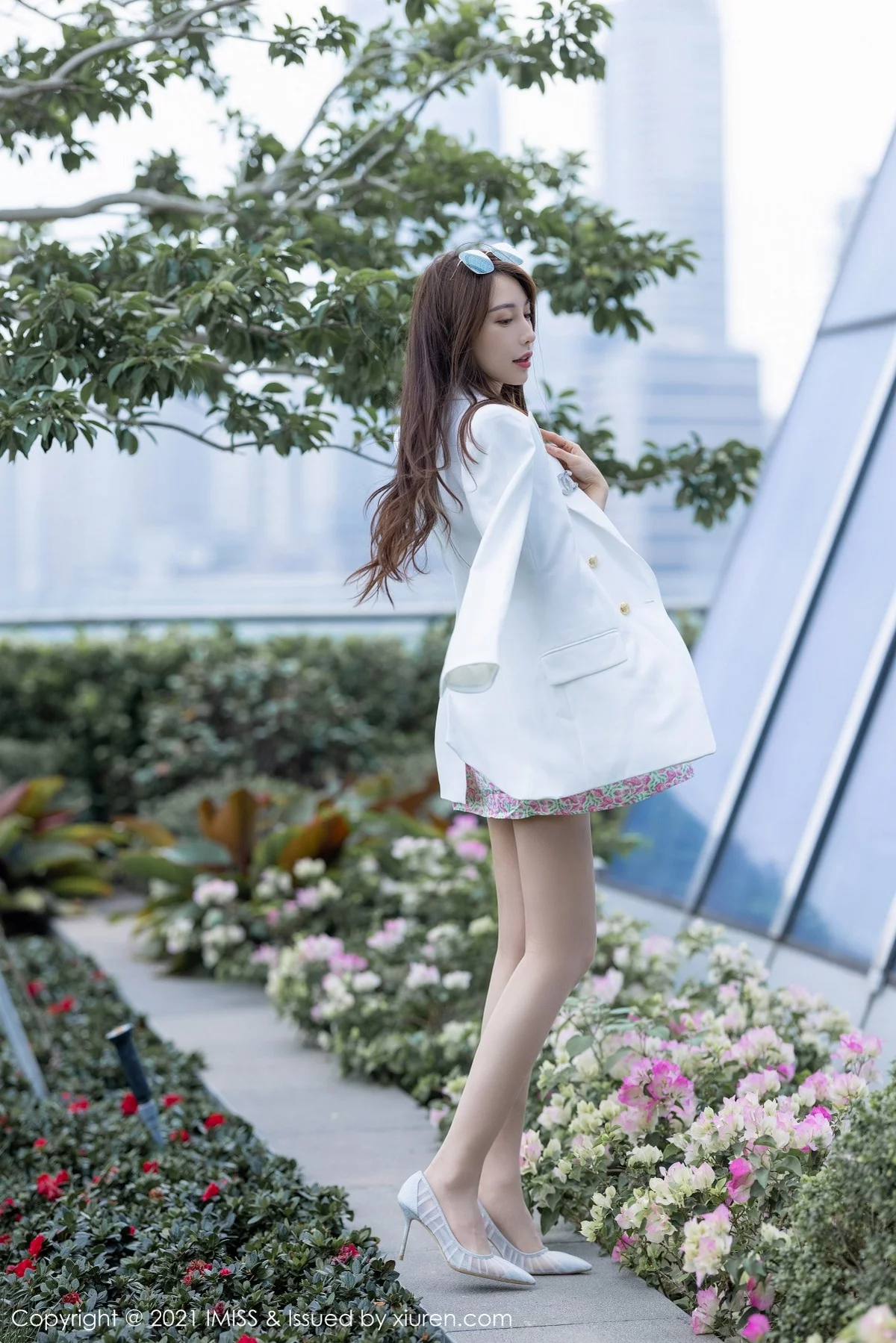 刘奕宁-[IMISS爱蜜社]Vol.597_女神Lynn刘奕宁街拍系列+私房床上性感睡衣迷人诱惑写真33P-第5章-图片2