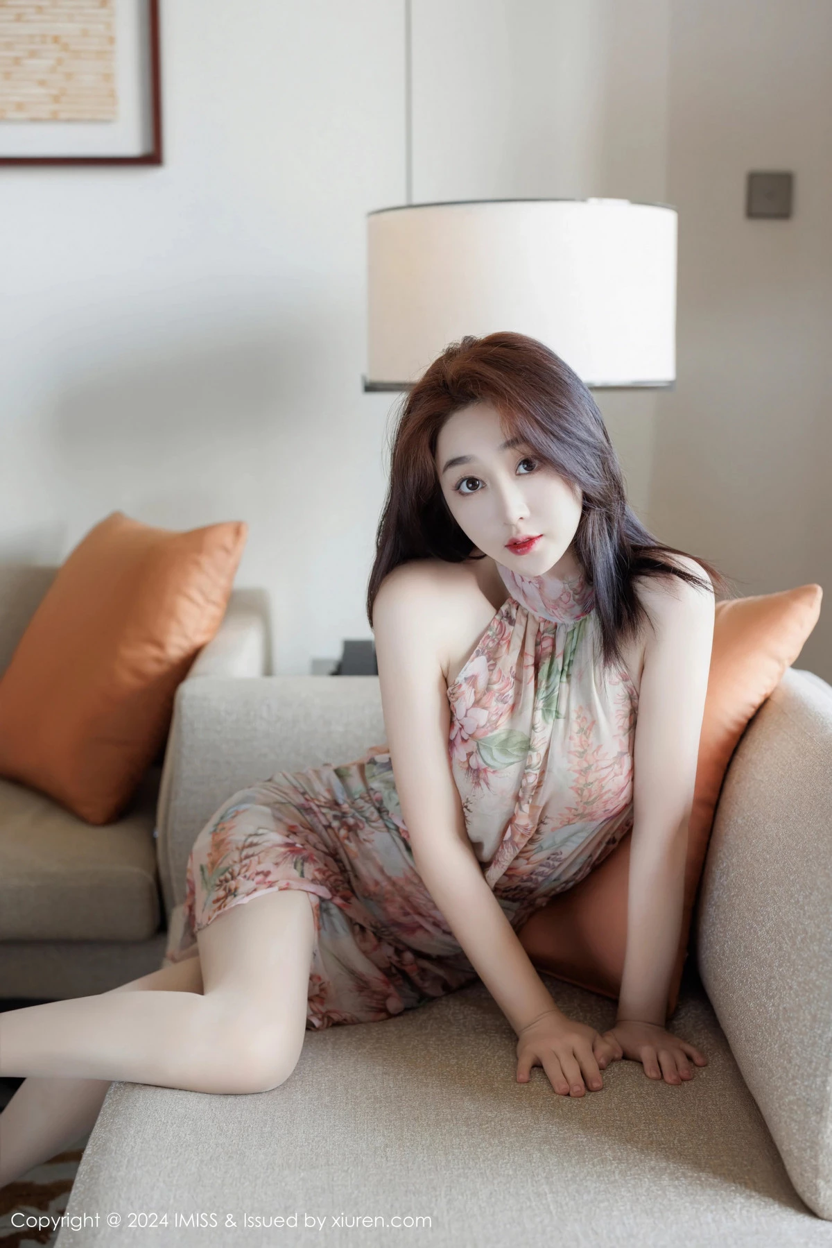 九月生-[IMISS爱蜜社]Vol.772_模特九月生性感浅色连衣短裙配超薄肉丝秀翘臀美腿迷人诱惑写真52P-第1章-图片3