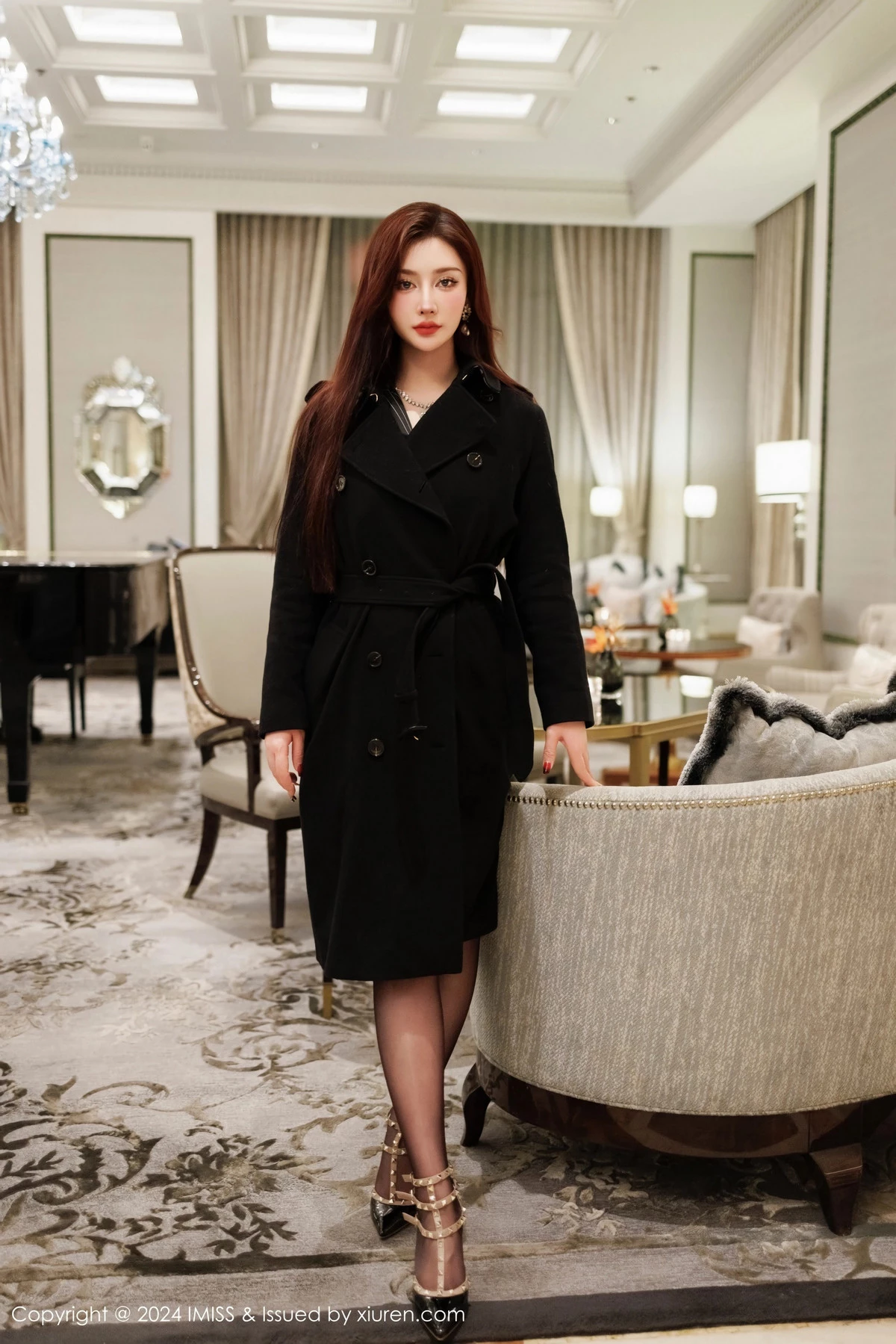 蕾蕾醒了没-[IMISS爱蜜社]Vol.768_模特蕾蕾醒了没性感黑色收身服饰配闪亮黑丝秀丰腴身材诱惑写真60P-第1章-图片1