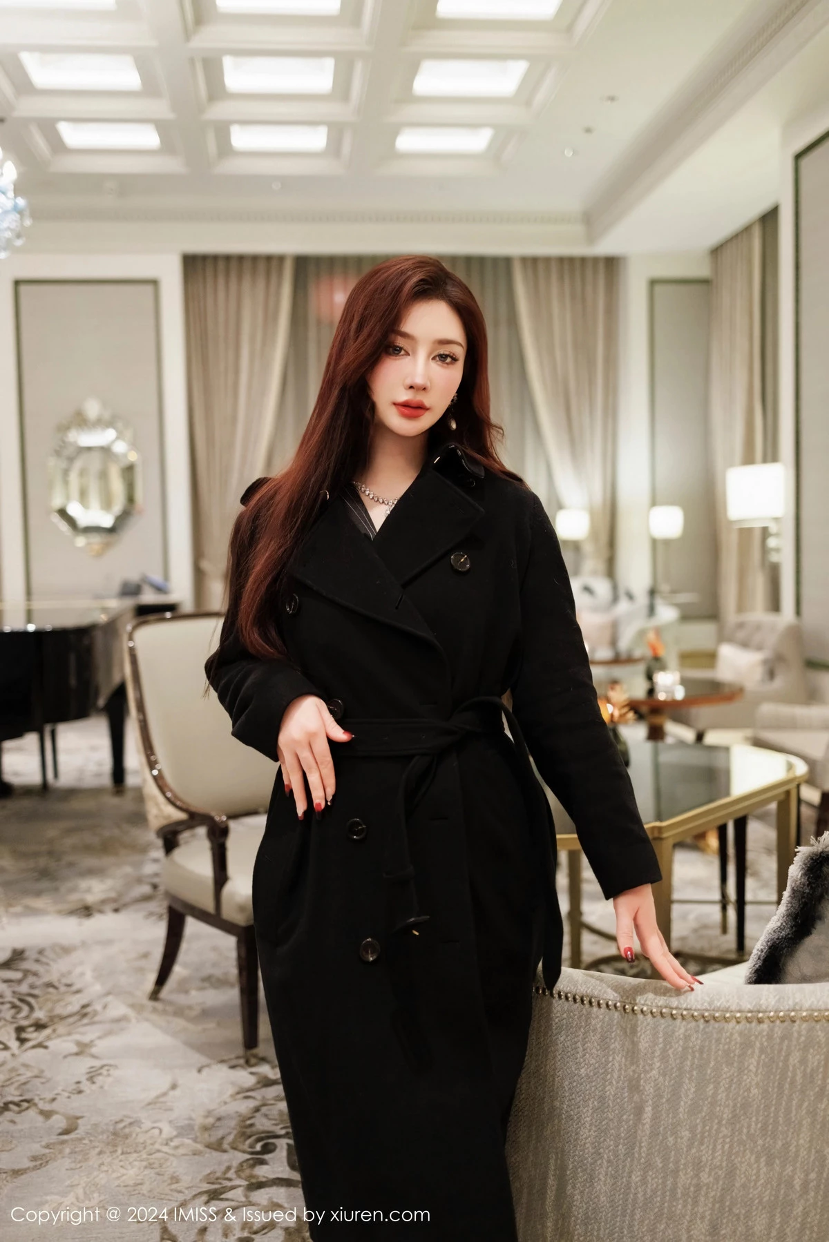 蕾蕾醒了没-[IMISS爱蜜社]Vol.768_模特蕾蕾醒了没性感黑色收身服饰配闪亮黑丝秀丰腴身材诱惑写真60P-第1章-图片2