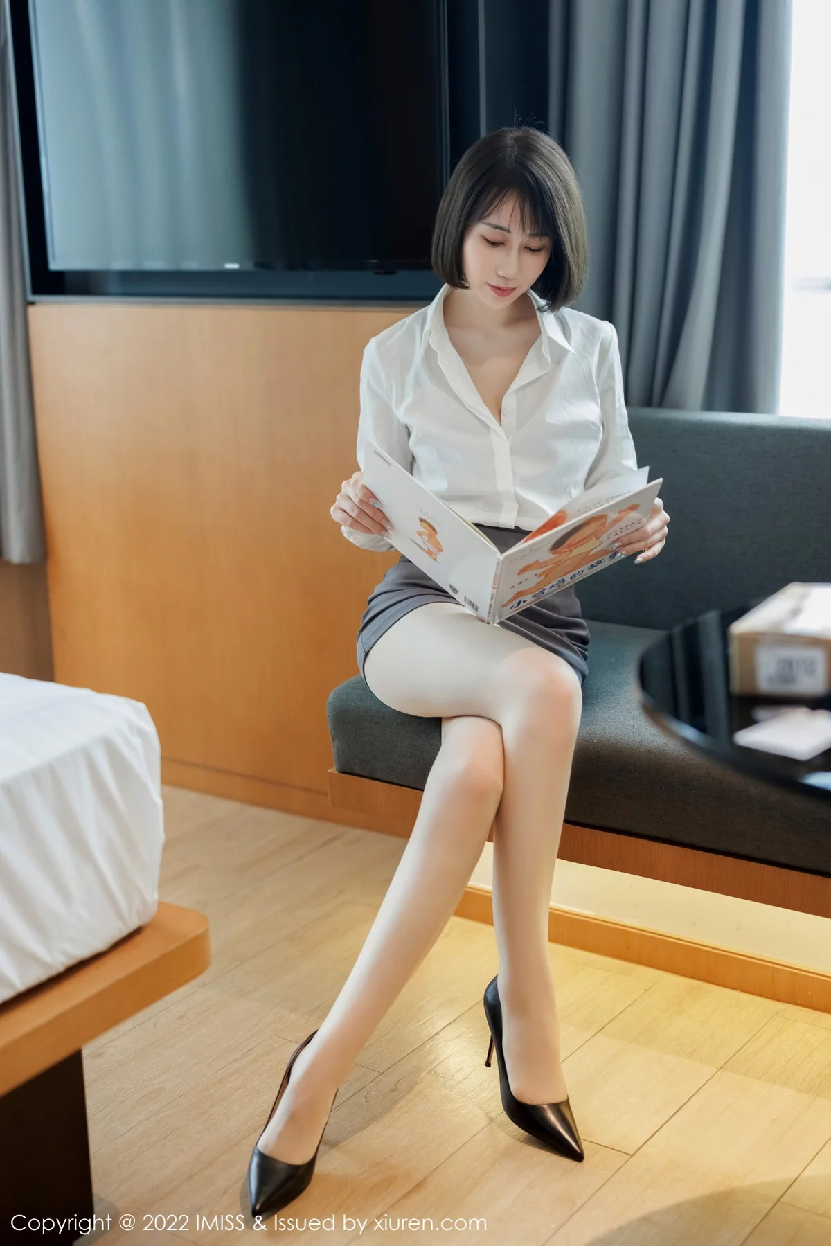 瑞妤-[IMISS爱蜜社]Vol.709_新人模特瑞妤性感白T配灰色短裙露紫色内衣超薄肉丝迷人写真68P-第1章-图片1