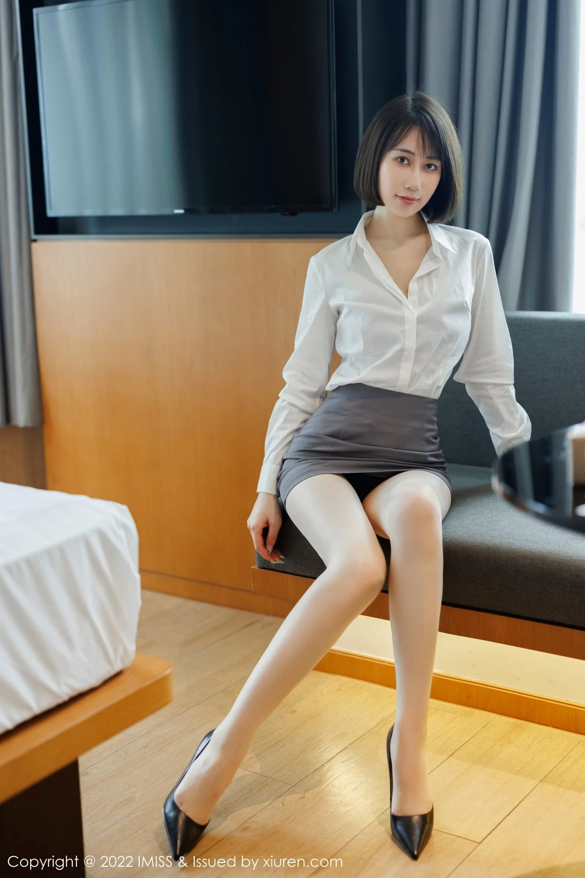 瑞妤-[IMISS爱蜜社]Vol.709_新人模特瑞妤性感白T配灰色短裙露紫色内衣超薄肉丝迷人写真68P-第1章-图片2