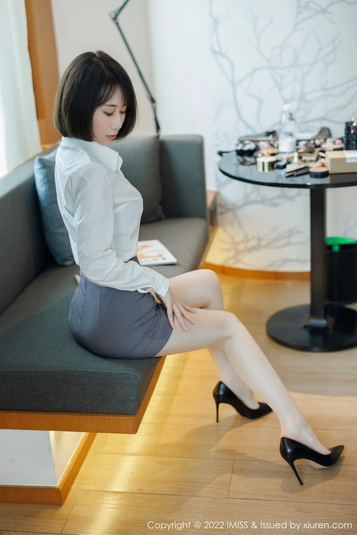 瑞妤-[IMISS爱蜜社]Vol.709_新人模特瑞妤性感白T配灰色短裙露紫色内衣超薄肉丝迷人写真68P-第1章-图片3