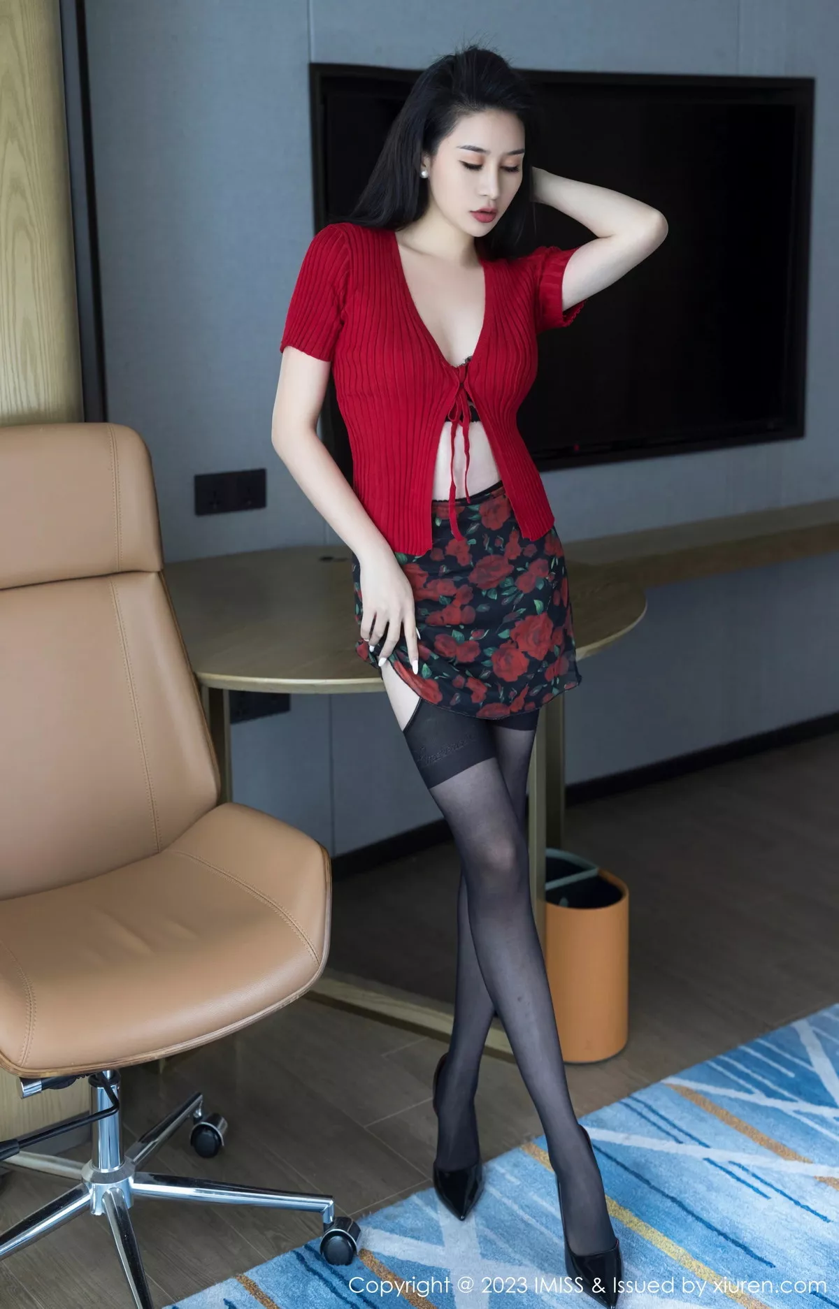 Jermy-[IMISS爱蜜社]Vol.740_模特Jermy性感红色上衣露黑色蕾丝内衣秀曼妙身姿完美诱惑写真40P-第1章-图片1