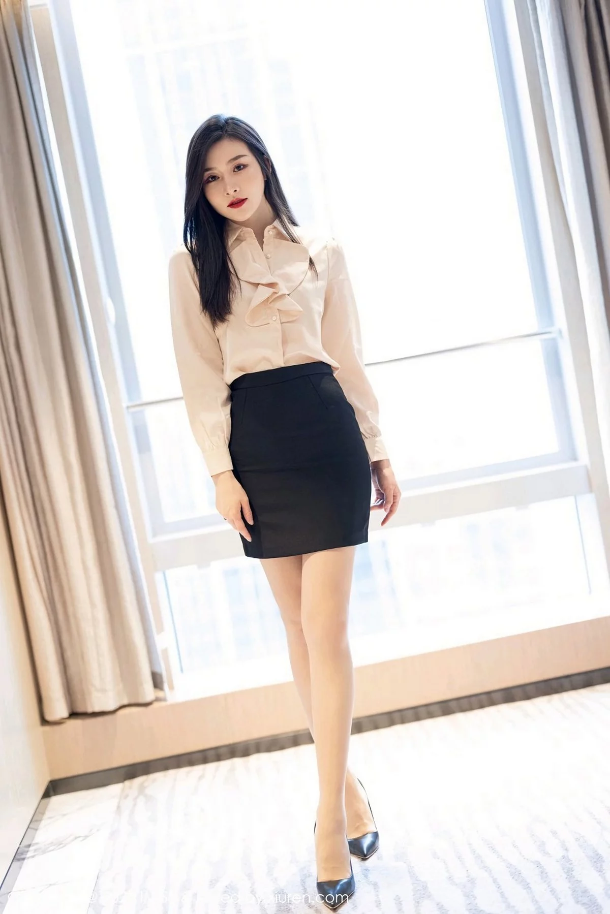 Vanessa-[IMISS爱蜜社]Vol.528_气质美女Vanessa经典职场制服主题沙发上性感内衣完美诱惑写真71P-第1章-图片1
