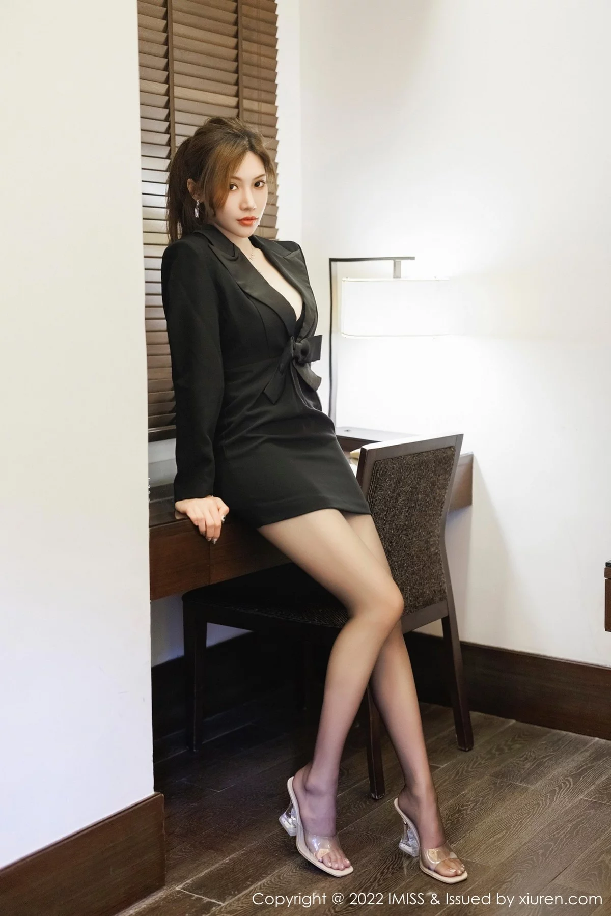 小狐狸-[IMISS爱蜜社]Vol.695_女神小狐狸Kathryn性感黑色职业装半脱露黑色内衣迷人诱惑写真54P-第1章-图片1