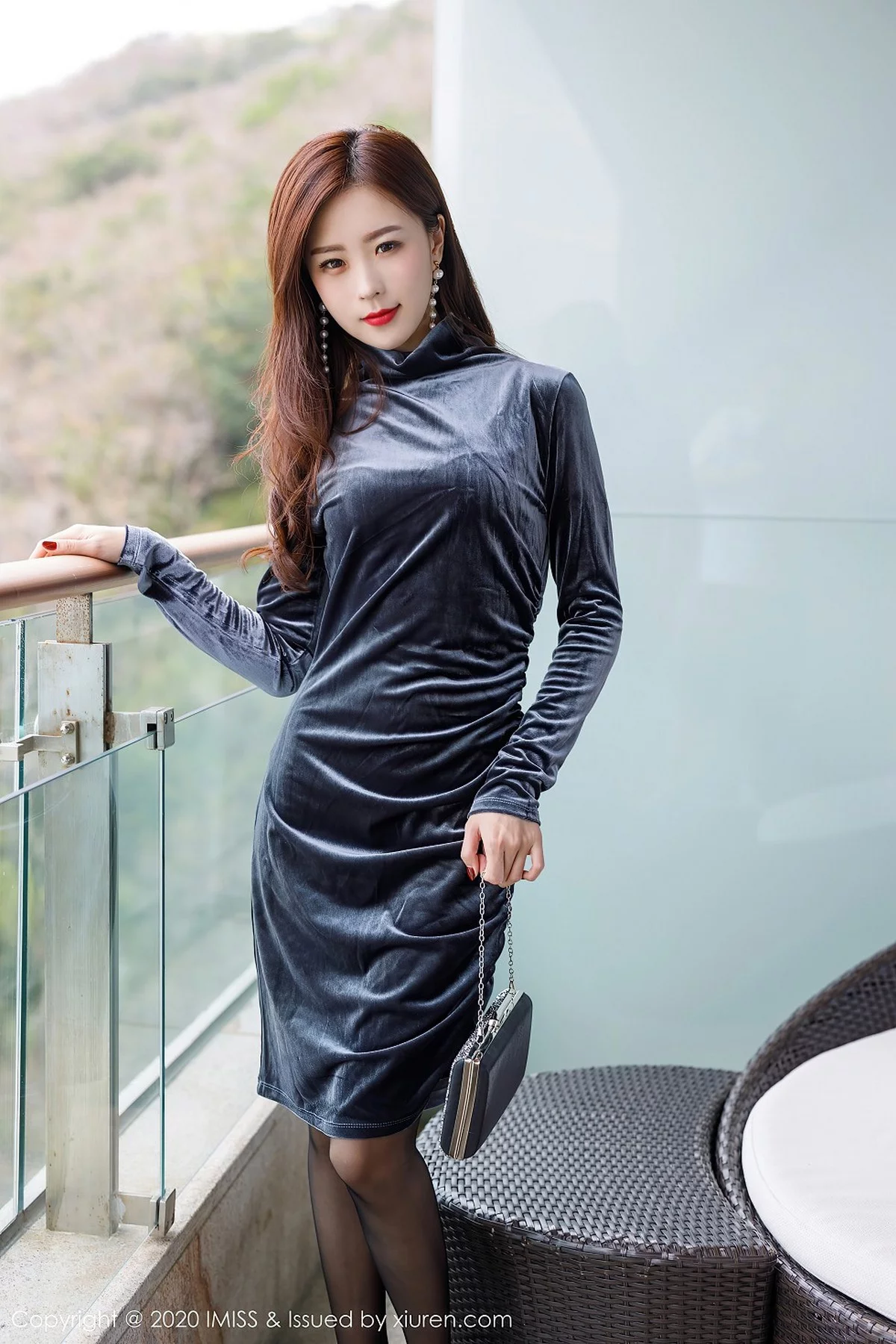 杨紫嫣-[IMISS爱蜜社]Vol.498_嫩模杨紫嫣Cynthia心愿旅拍典雅礼裙半脱露性感内衣诱惑写真54P-第1章-图片1