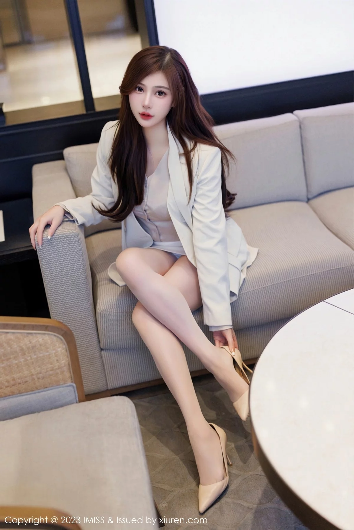 Lavinia-[IMISS爱蜜社]Vol.732_气质女神Lavinia肉性感OL装扮淡灰蕾丝内衣秀完美身材诱惑写真45P-第1章-图片2