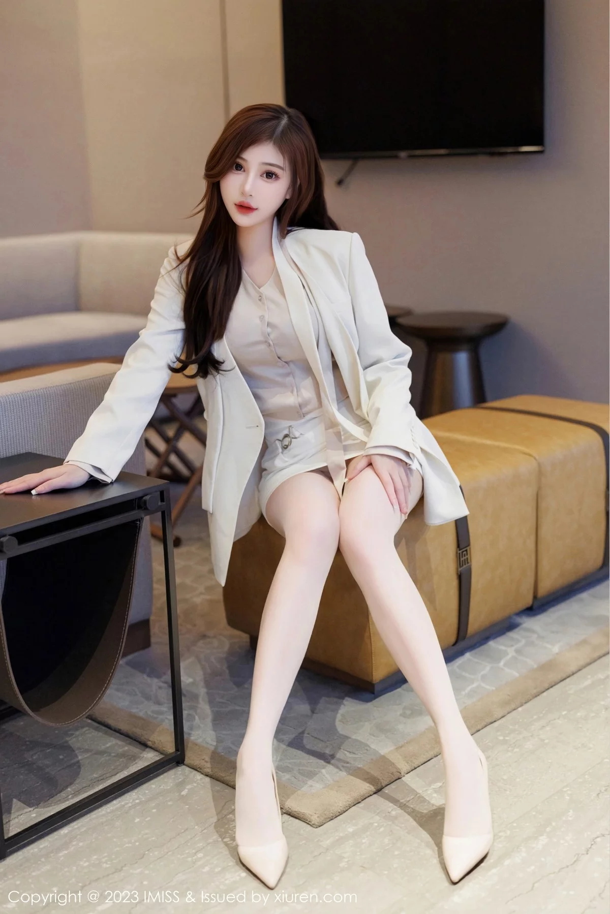 Lavinia-[IMISS爱蜜社]Vol.732_气质女神Lavinia肉性感OL装扮淡灰蕾丝内衣秀完美身材诱惑写真45P-第2章-图片1