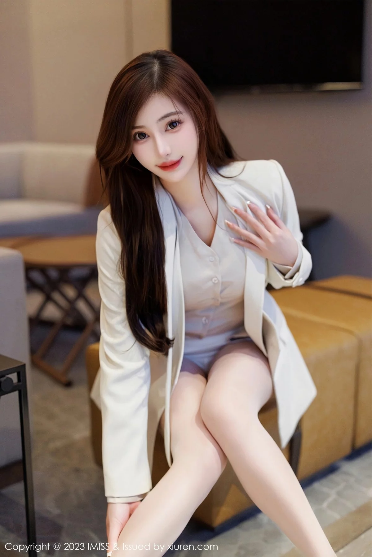 Lavinia-[IMISS爱蜜社]Vol.732_气质女神Lavinia肉性感OL装扮淡灰蕾丝内衣秀完美身材诱惑写真45P-第2章-图片3