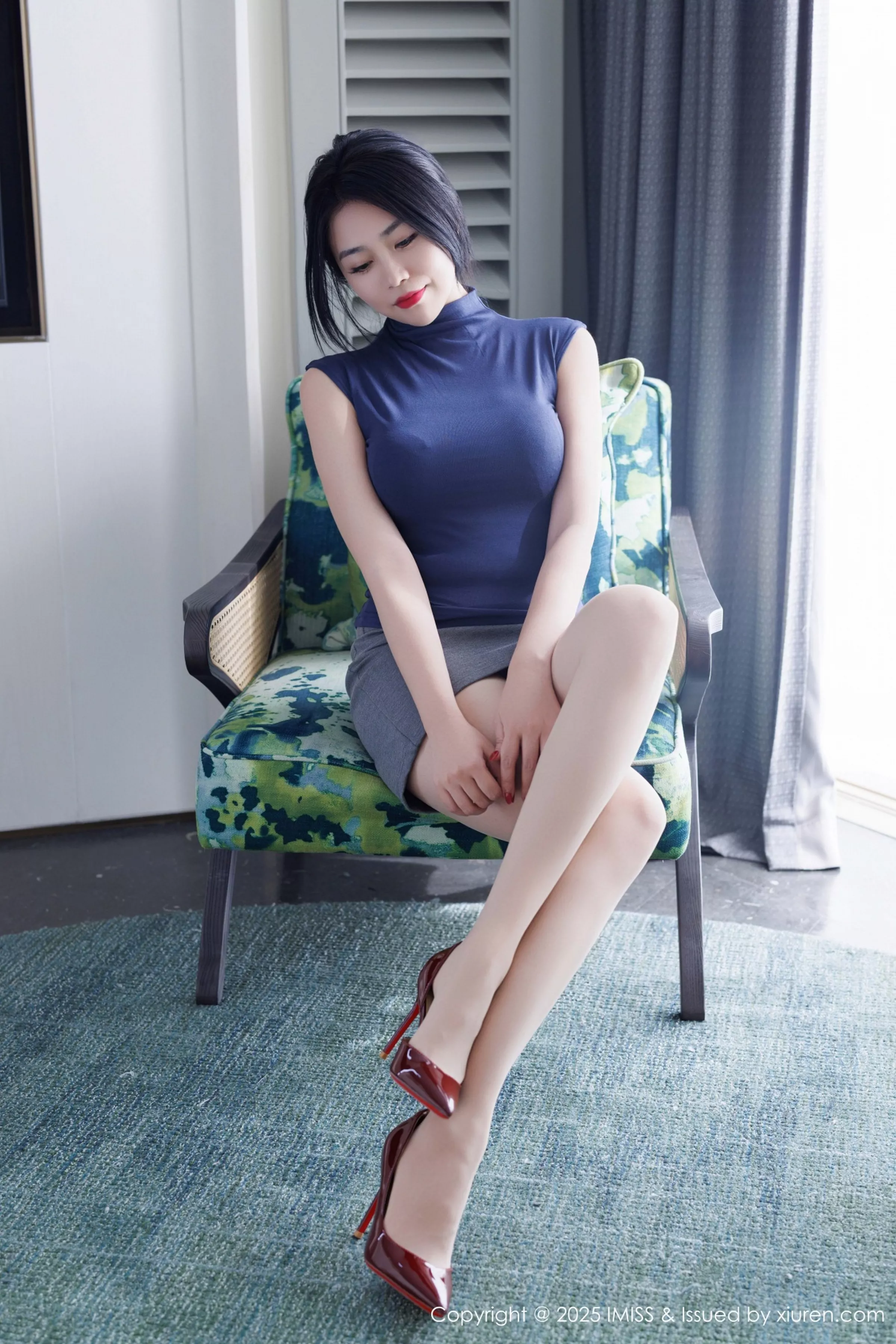 许诺-[IMISS爱蜜社]Vol.789_气质女神许诺Sabrina性感灰色包臀裙配超薄肉丝秀美腿诱惑写真86P-第1章-图片3