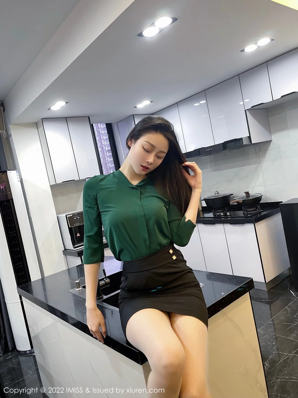逗逗-[IMISS爱蜜社]Vol.662_新人模特逗逗doudou性感绿色上衣配黑色短裙秀美腿诱惑写真53P-第1章-图片2