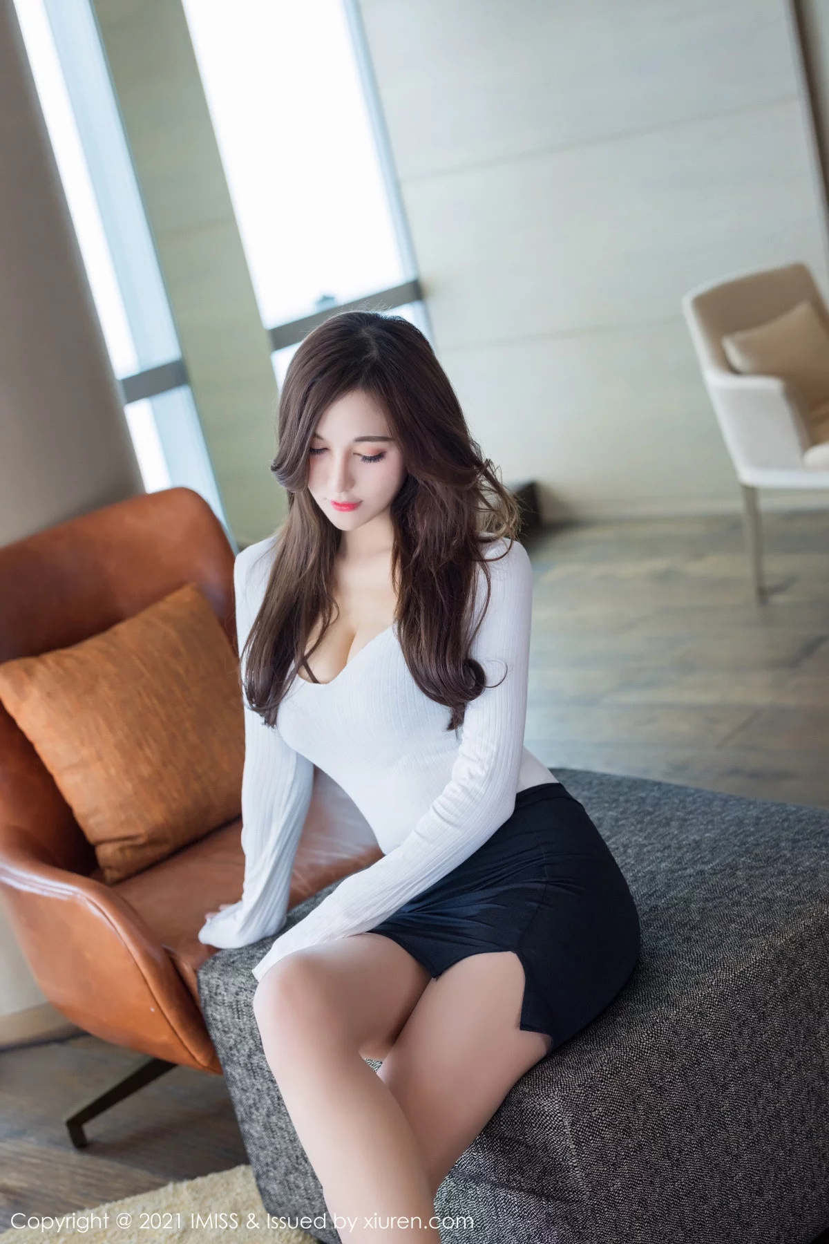 Lavinia-[IMISS爱蜜社]Vol.573_气质女神Lavinia私房短裙下超薄肉丝裤袜秀性感美腿诱惑写真61P-第1章-图片2