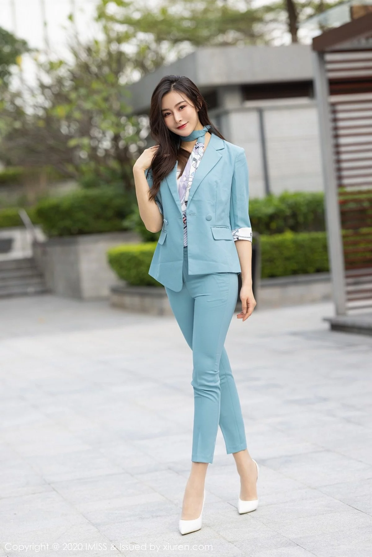 Vanessa-[IMISS爱蜜社]Vol.532_气质美女Vanessa浅蓝典雅职业装半脱露性感内衣撩人诱惑写真48P-第1章-图片2