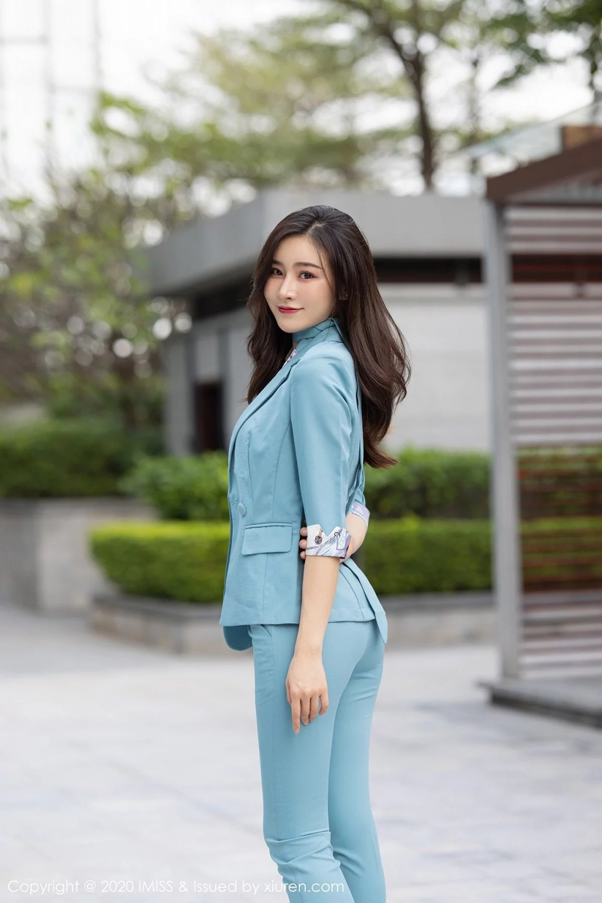 Vanessa-[IMISS爱蜜社]Vol.532_气质美女Vanessa浅蓝典雅职业装半脱露性感内衣撩人诱惑写真48P-第1章-图片3
