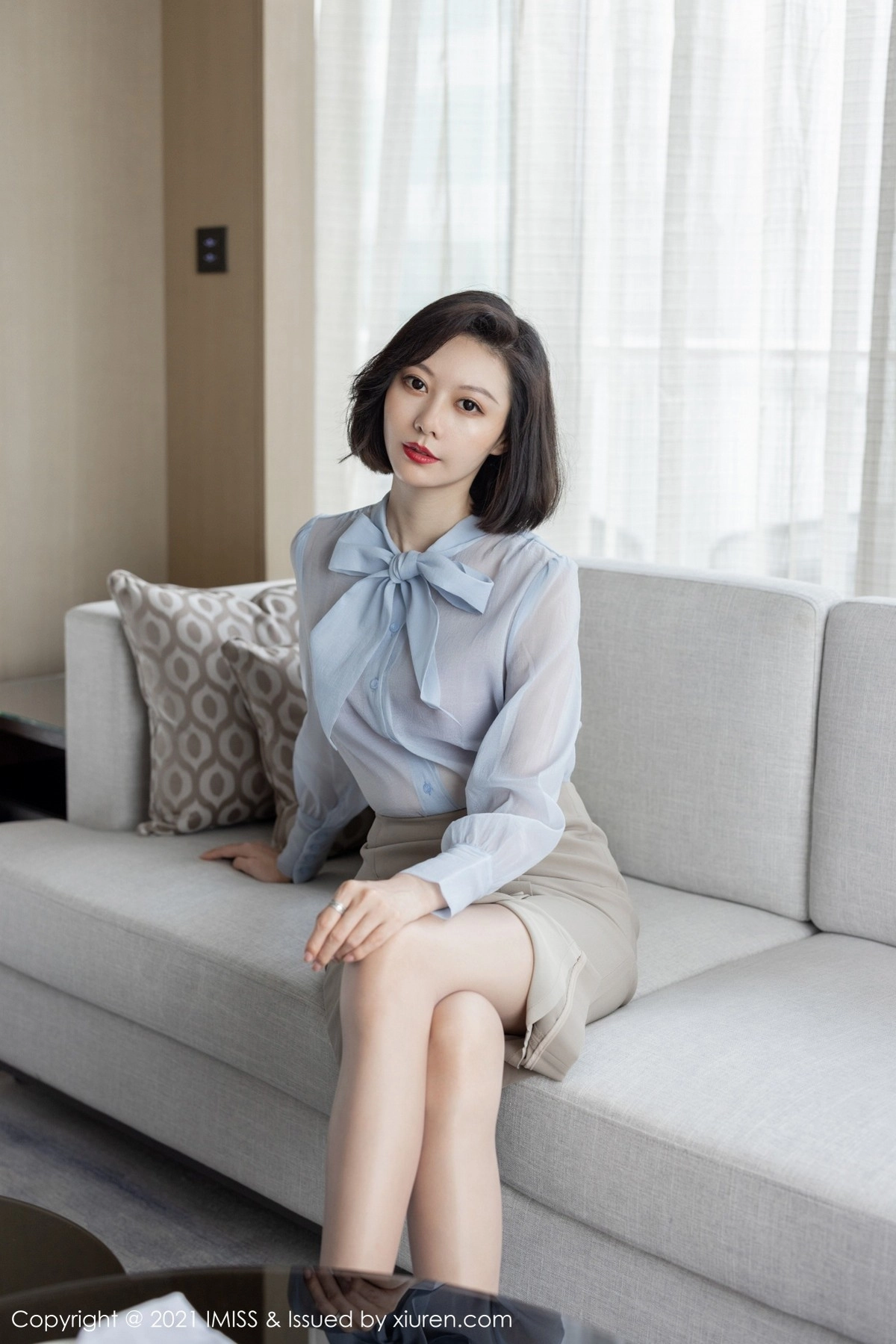 艺轩-[IMISS爱蜜社]Vol.605_气质美女艺轩私房暖色调主题薄透衬衣配肉丝裤袜诱惑写真84P-第1章-图片3