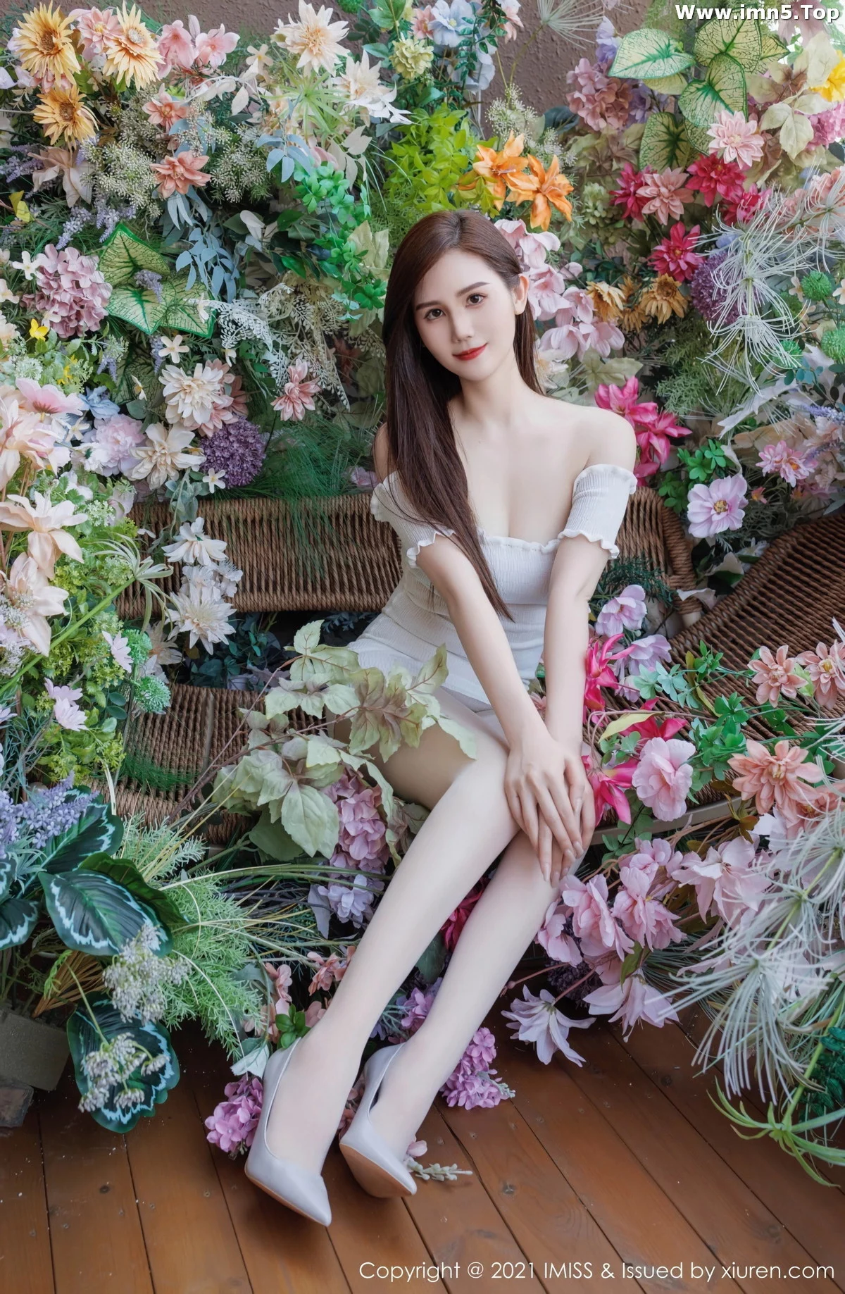 SISY思-[IMISS爱蜜社]Vol.761_女神SISY思白色露肩连衣裙露紫色蕾丝内衣秀完美身材诱惑写真43P-第1章-图片1