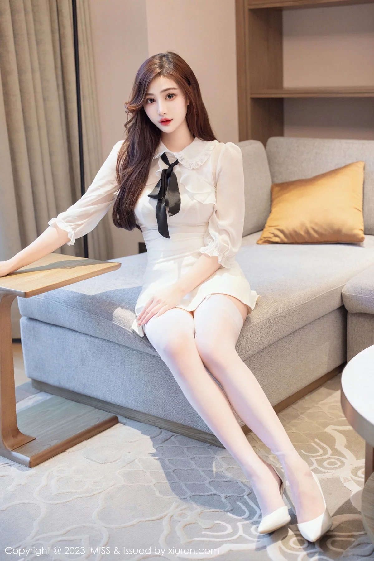 Lavinia-[IMISS爱蜜社]Vol.712_气质女神Lavinia肉肉白色薄纱服饰露蕾丝内衣白丝吊袜诱惑写真44P-第1章-图片1