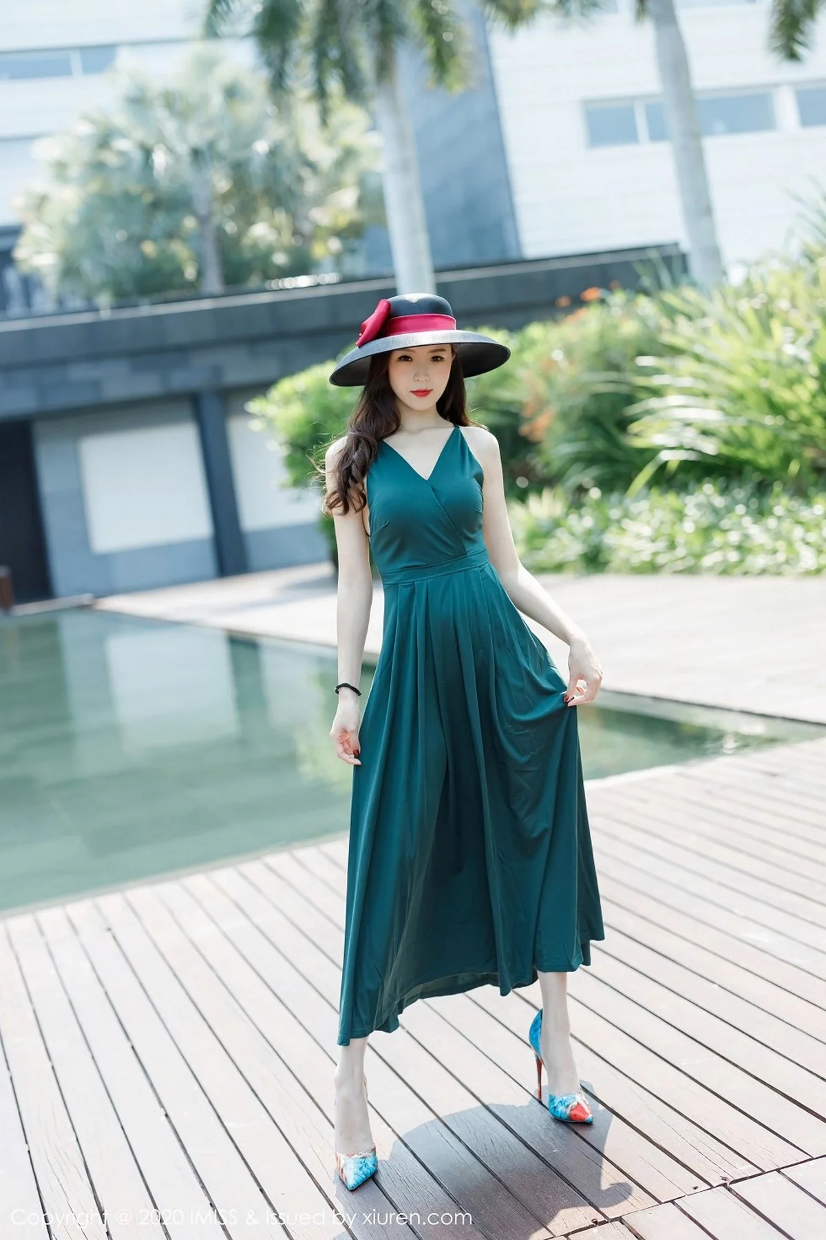 杨紫嫣-[IMISS爱蜜社]Vol.530_嫩模杨紫嫣Cynthia绿色典雅吊裙配超薄肉丝裤袜诱惑写真56P-第1章-图片1