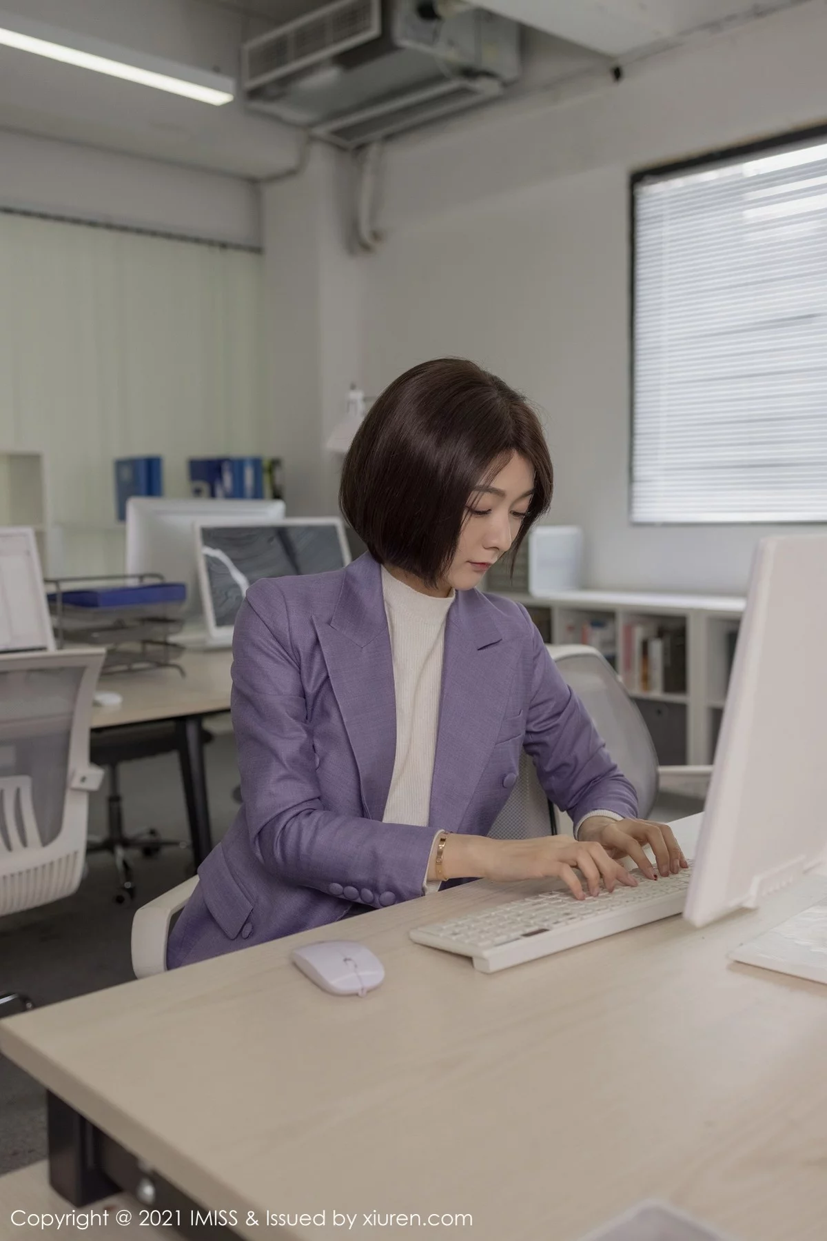 Angela-[IMISS爱蜜社]Vol.578_女神Angela00办公室制服主题半脱露性感内衣肉丝裤袜诱惑写真56P-第1章-图片2