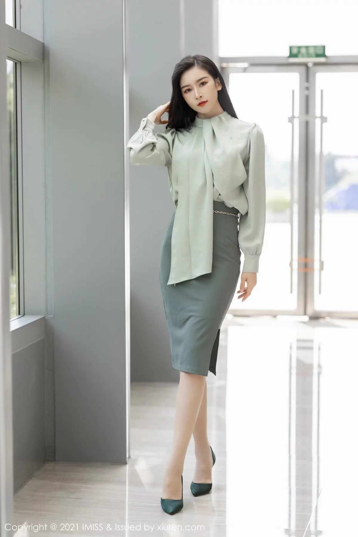 Vanessa-[IMISS爱蜜社]Vol.617_气质美女Vanessa床上脱优雅服饰露性感白色内衣迷人诱惑写真62P-第1章-图片1